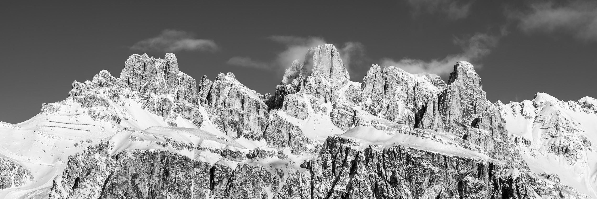 Stampa fotografica in bianco e nero formato panoramico, vision einvernale dell gruppo montuoso di Fanis nelle Dolomiti