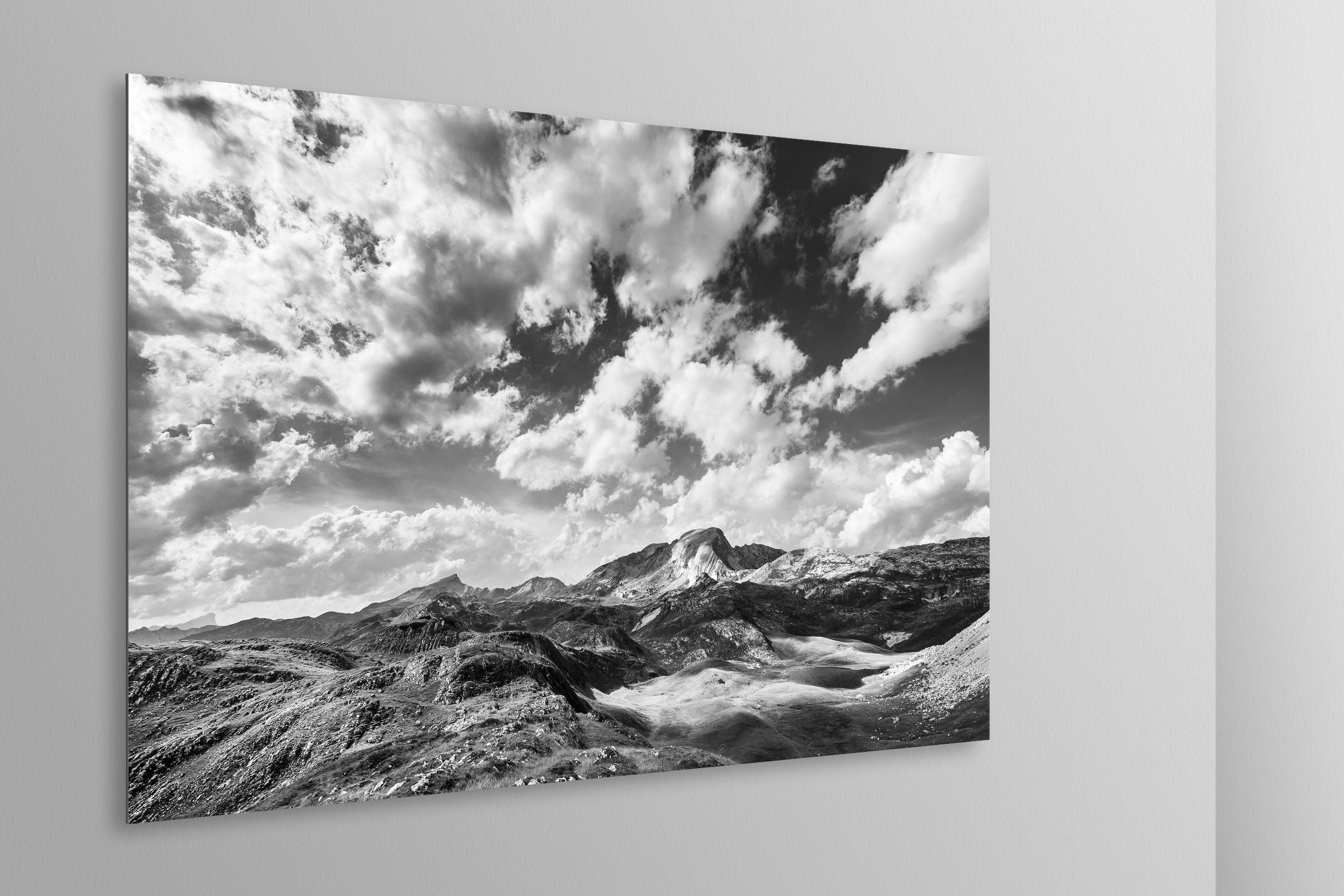 Simulazione di stampa fine art in bianco e nero di DOLOMITE LANDSCAPES montata su pannello dibond e appesa a parete con effetto sospeso