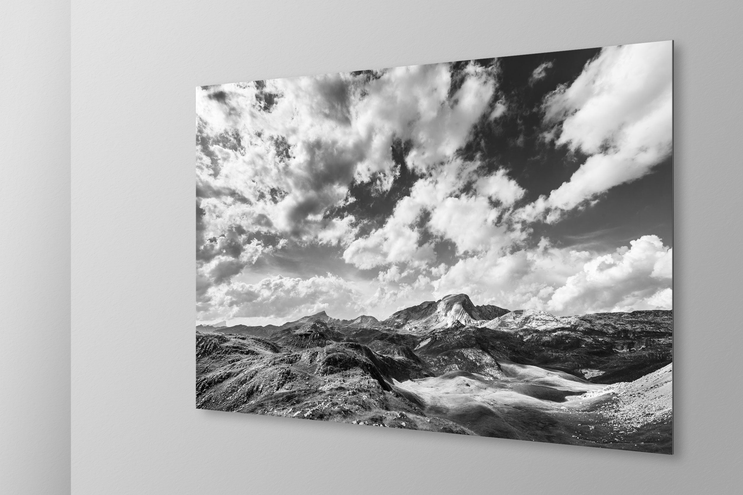 Simulazione di stampa fine art in bianco e nero di DOLOMITE LANDSCAPES montata su pannello dibond e appesa a parete con effetto sospeso