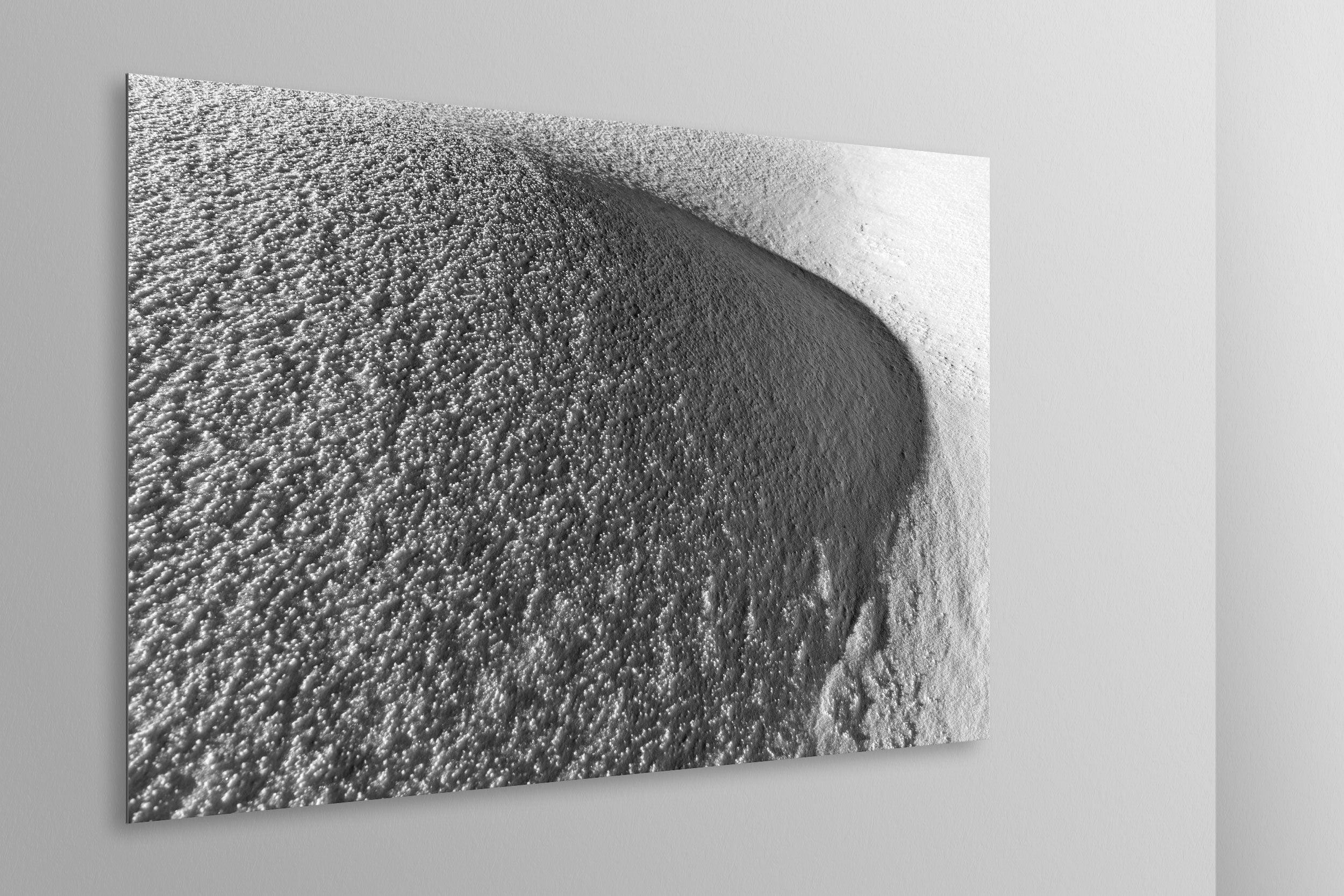 Simulazione di stampa fine art in bianco e nero di DOLOMITE LANDSCAPES montata su pannello dibond e appesa a parete con effetto sospeso
