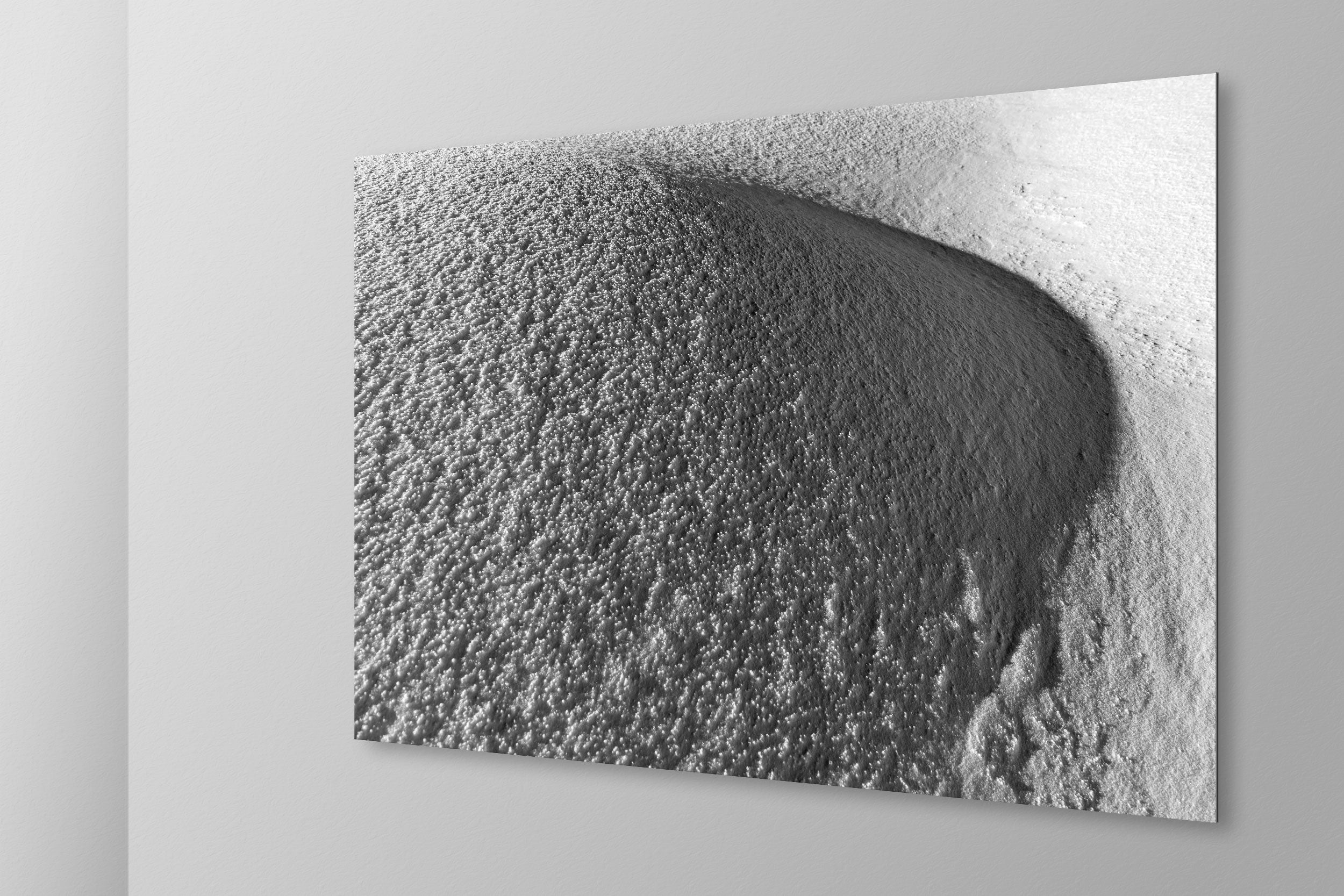 Simulazione di stampa fine art in bianco e nero di DOLOMITE LANDSCAPES montata su pannello dibond e appesa a parete con effetto sospeso
