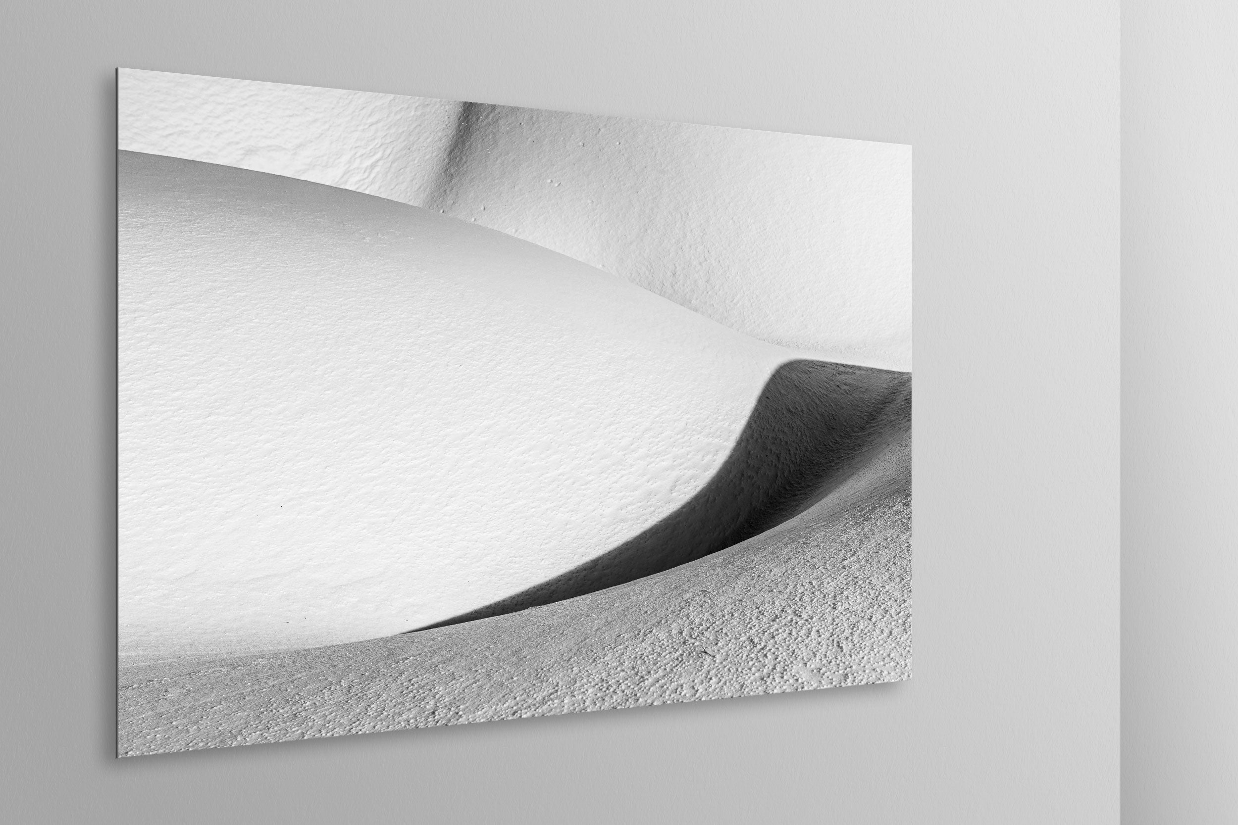 Simulazione di stampa fine art in bianco e nero di DOLOMITE LANDSCAPES montata su pannello dibond e appesa a parete con effetto sospeso

