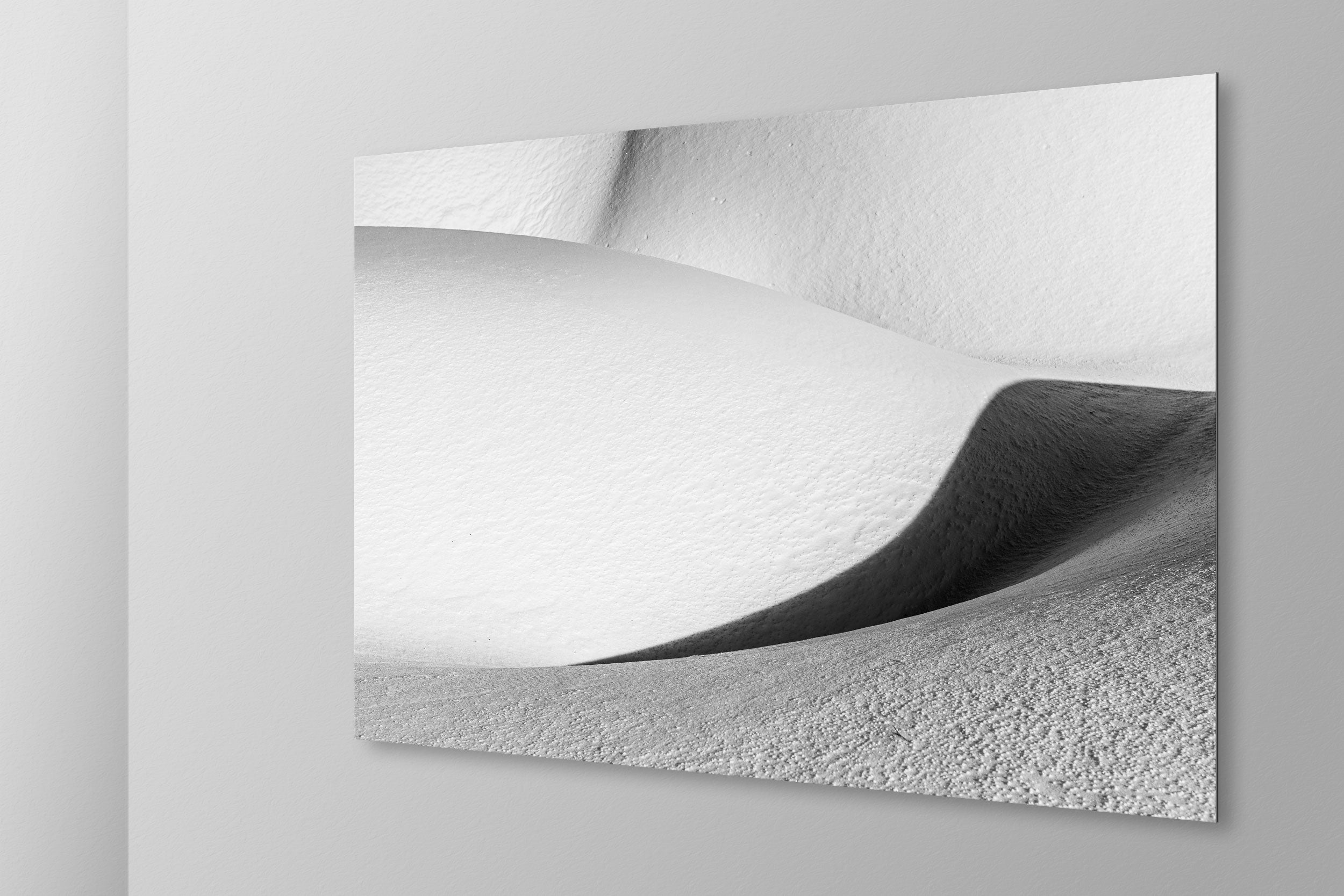 Simulazione di stampa fine art in bianco e nero di DOLOMITE LANDSCAPES montata su pannello dibond e appesa a parete con effetto sospeso
