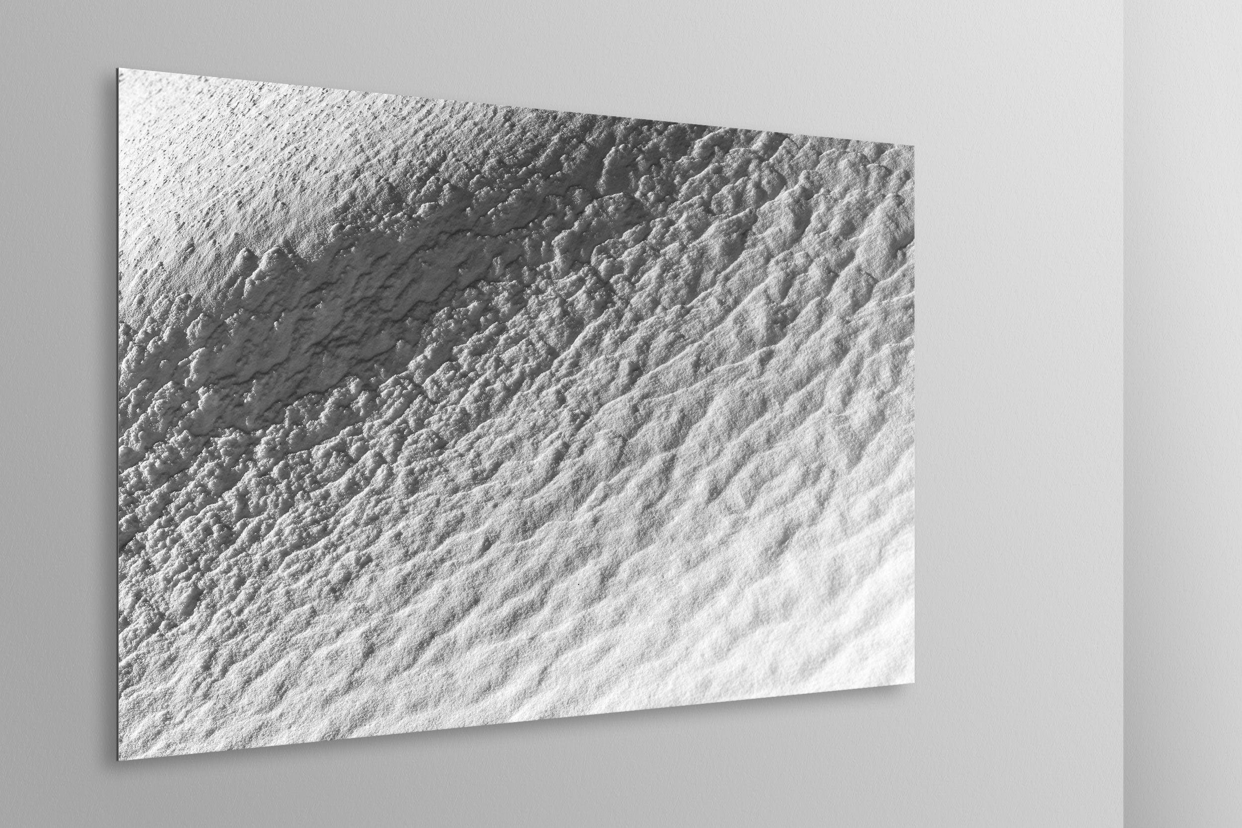 Simulazione di stampa fine art in bianco e nero di DOLOMITE LANDSCAPES montata su pannello dibond e appesa a parete con effetto sospeso
