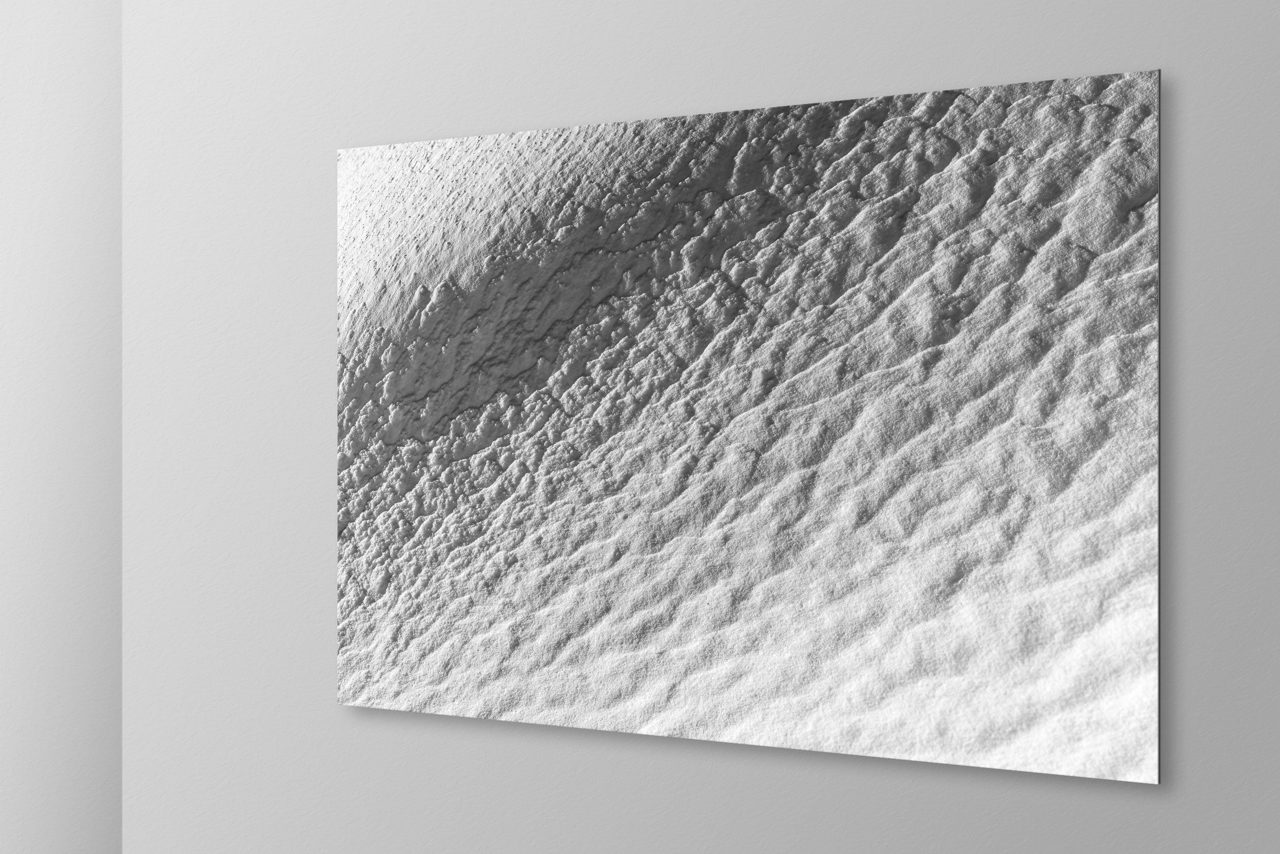 Simulazione di stampa fine art in bianco e nero di DOLOMITE LANDSCAPES montata su pannello dibond e appesa a parete con effetto sospeso
