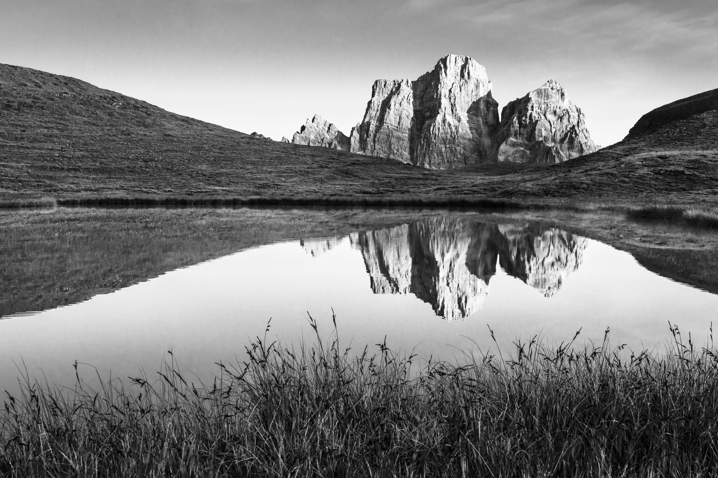Fotografia in bianco e nero del Monte Pelmo al tramonto con riflesso sul lago delle Baste a Mondeval