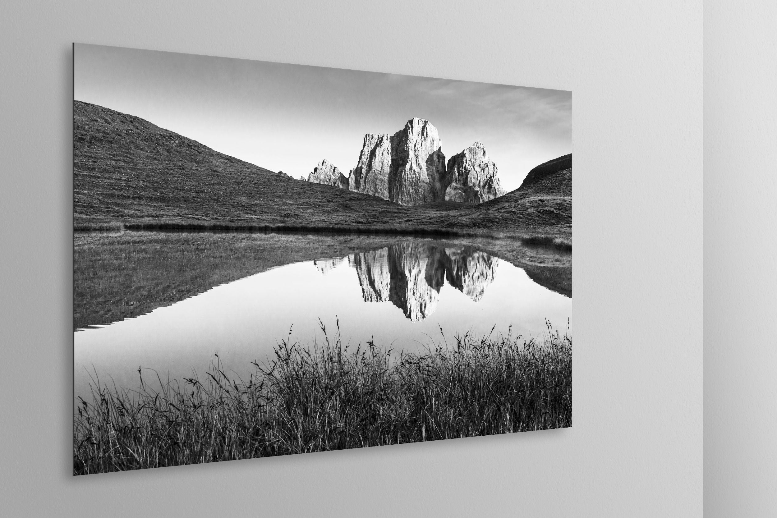 Simulazione di stampa fine art in bianco e nero di DOLOMITE LANDSCAPES montata su pannello dibond e appesa a parete con effetto sospeso