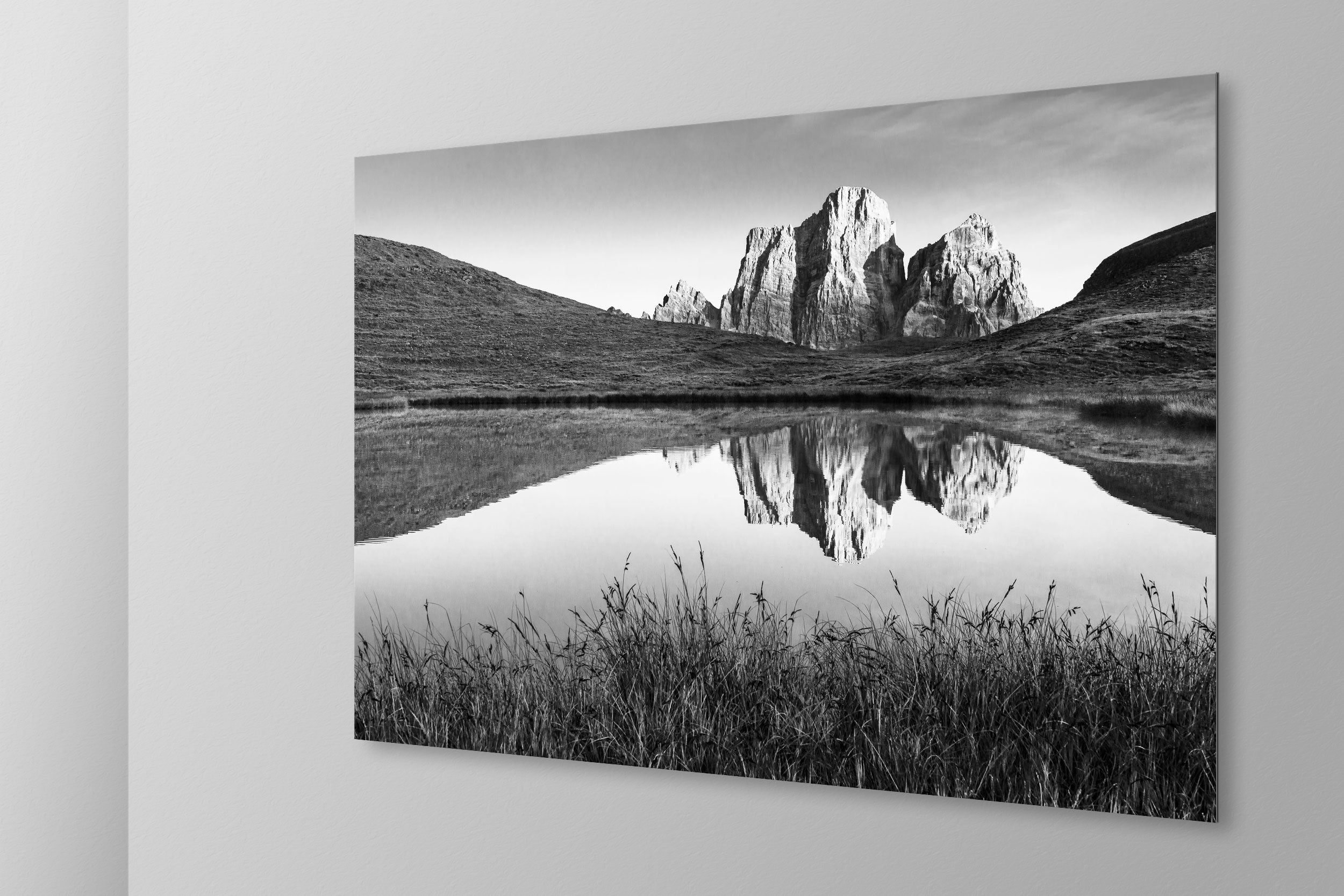 Simulazione di stampa fine art in bianco e nero di DOLOMITE LANDSCAPES montata su pannello dibond e appesa a parete con effetto sospeso
