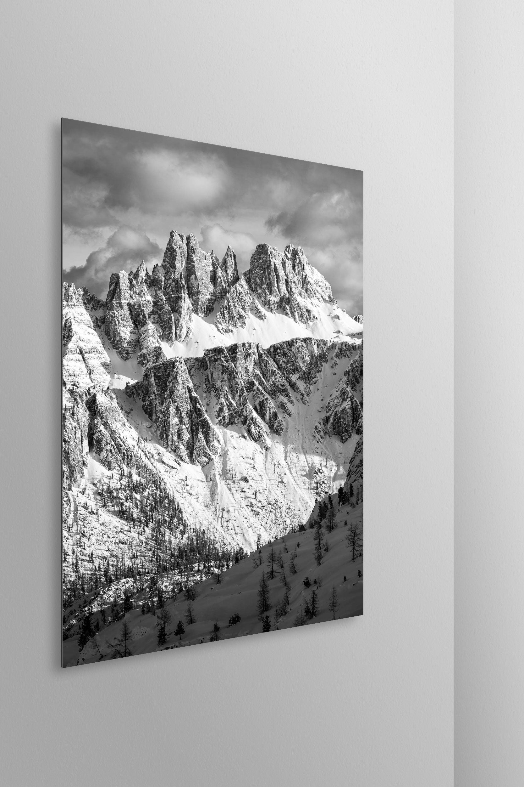 Simulazione di stampa fine art in bianco e nero di DOLOMITE LANDSCAPES montata su pannello dibond e appesa a parete con effetto sospeso