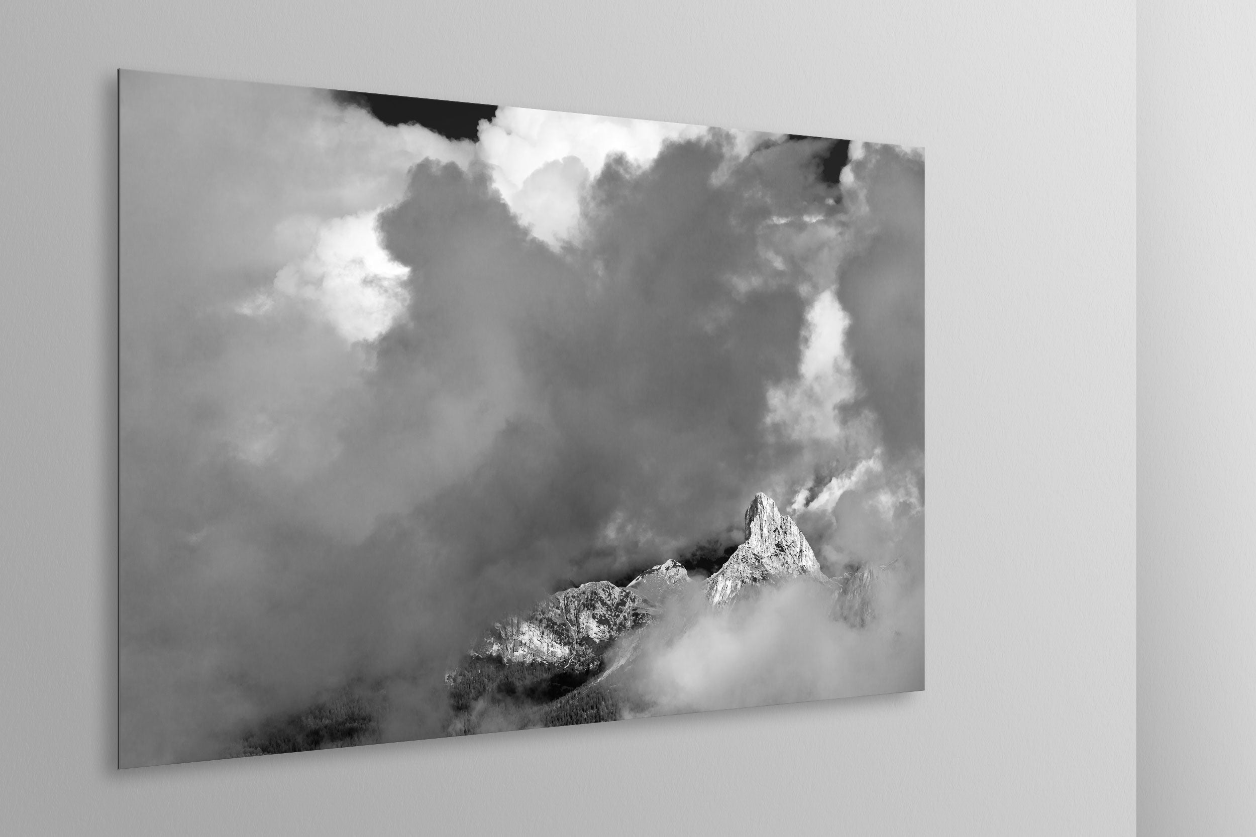 Simulazione di stampa fine art in bianco e nero di DOLOMITE LANDSCAPES montata su pannello dibond e appesa a parete con effetto sospeso