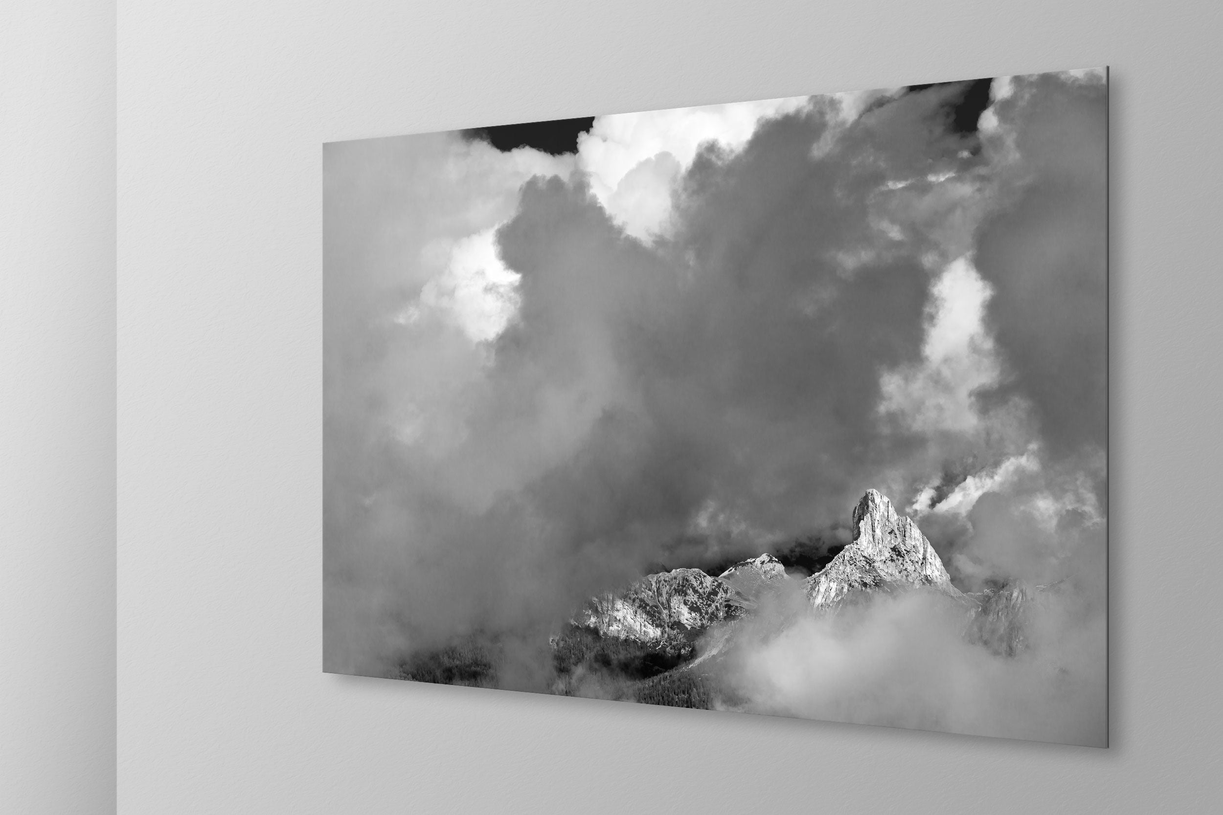Simulazione di stampa fine art in bianco e nero di DOLOMITE LANDSCAPES montata su pannello dibond e appesa a parete con effetto sospeso