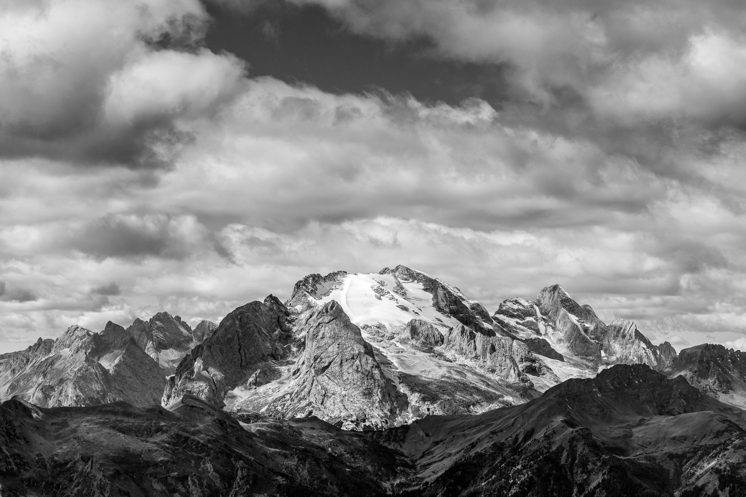 Fotografia in bianco e nero del versante nord della Marmolada in autunno