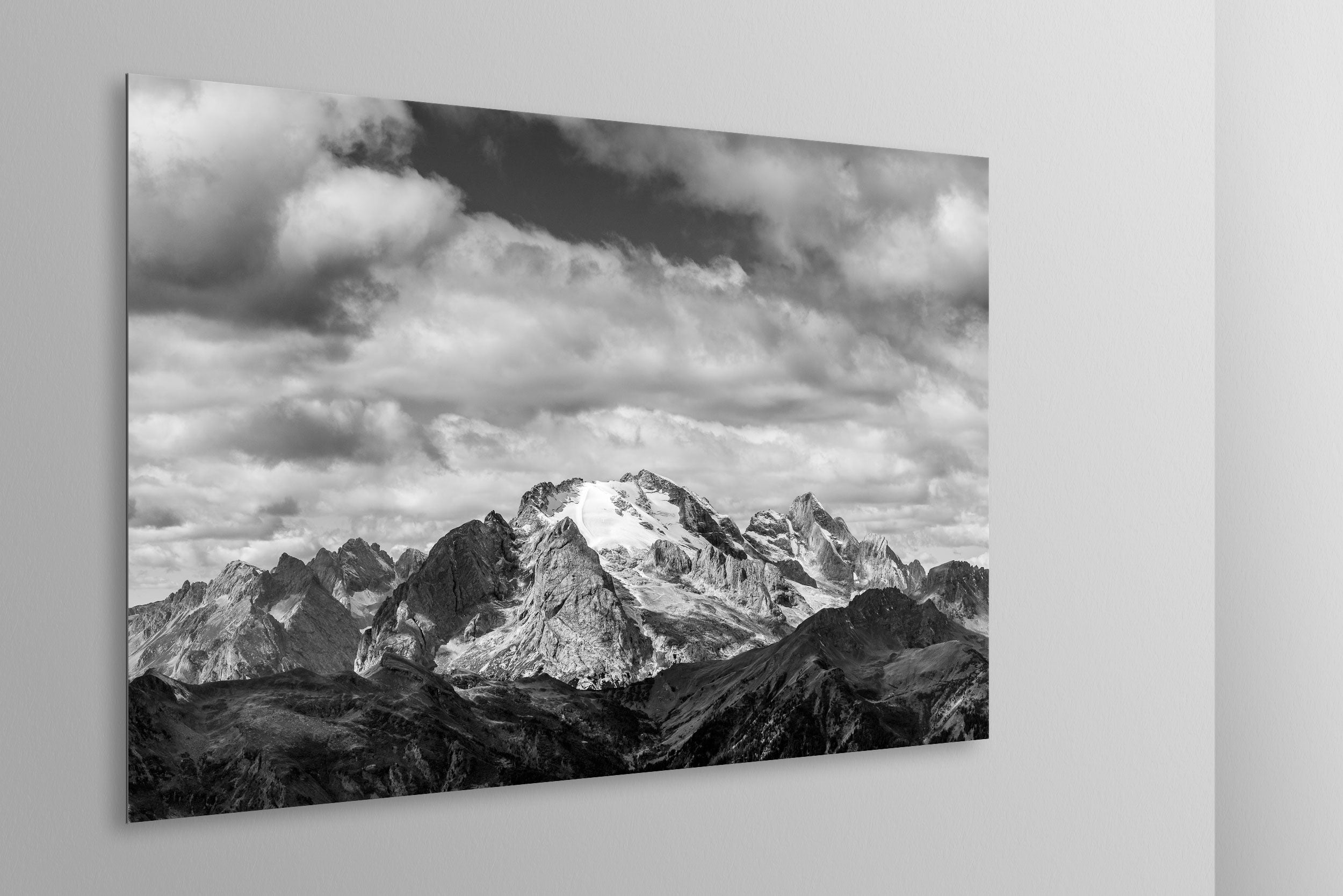 Simulazione di stampa fine art in bianco e nero di DOLOMITE LANDSCAPES montata su pannello dibond e appesa a parete con effetto sospeso