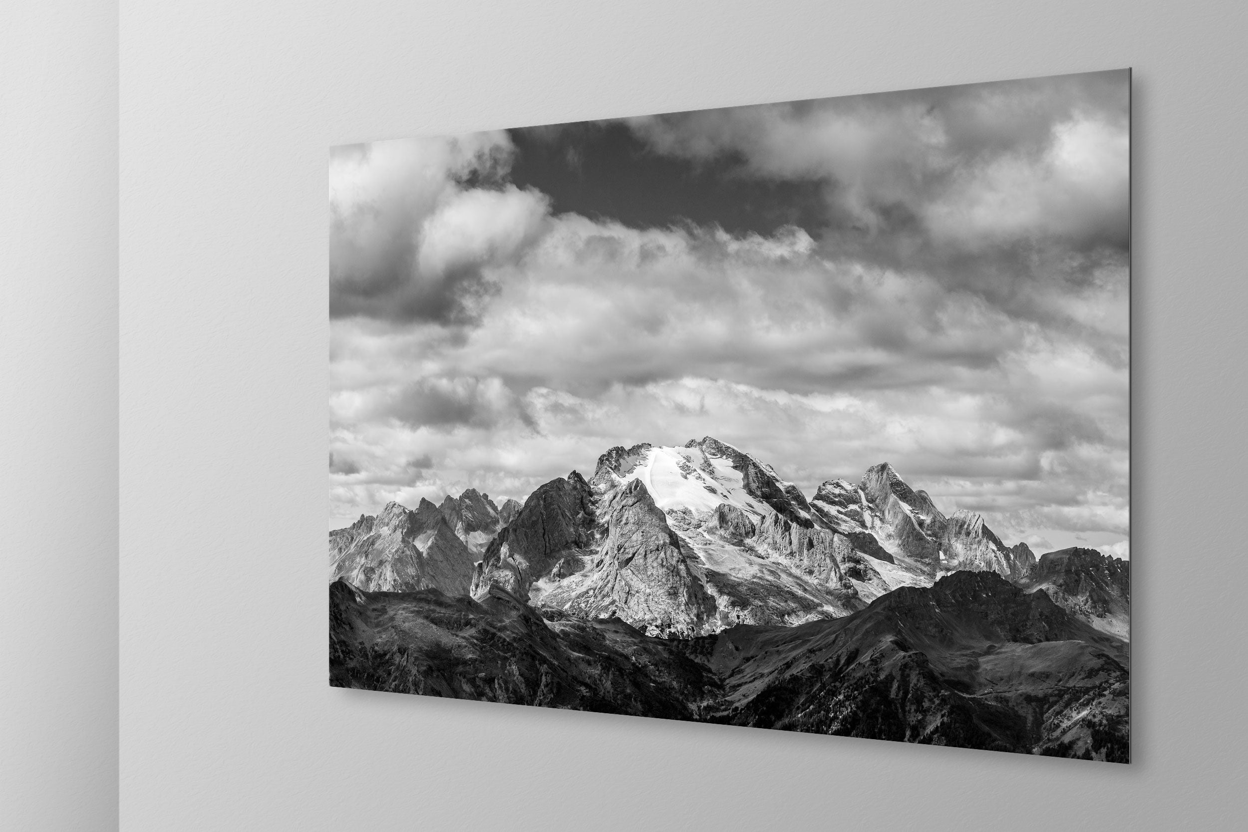 Simulazione di stampa fine art in bianco e nero di DOLOMITE LANDSCAPES montata su pannello dibond e appesa a parete con effetto sospeso
