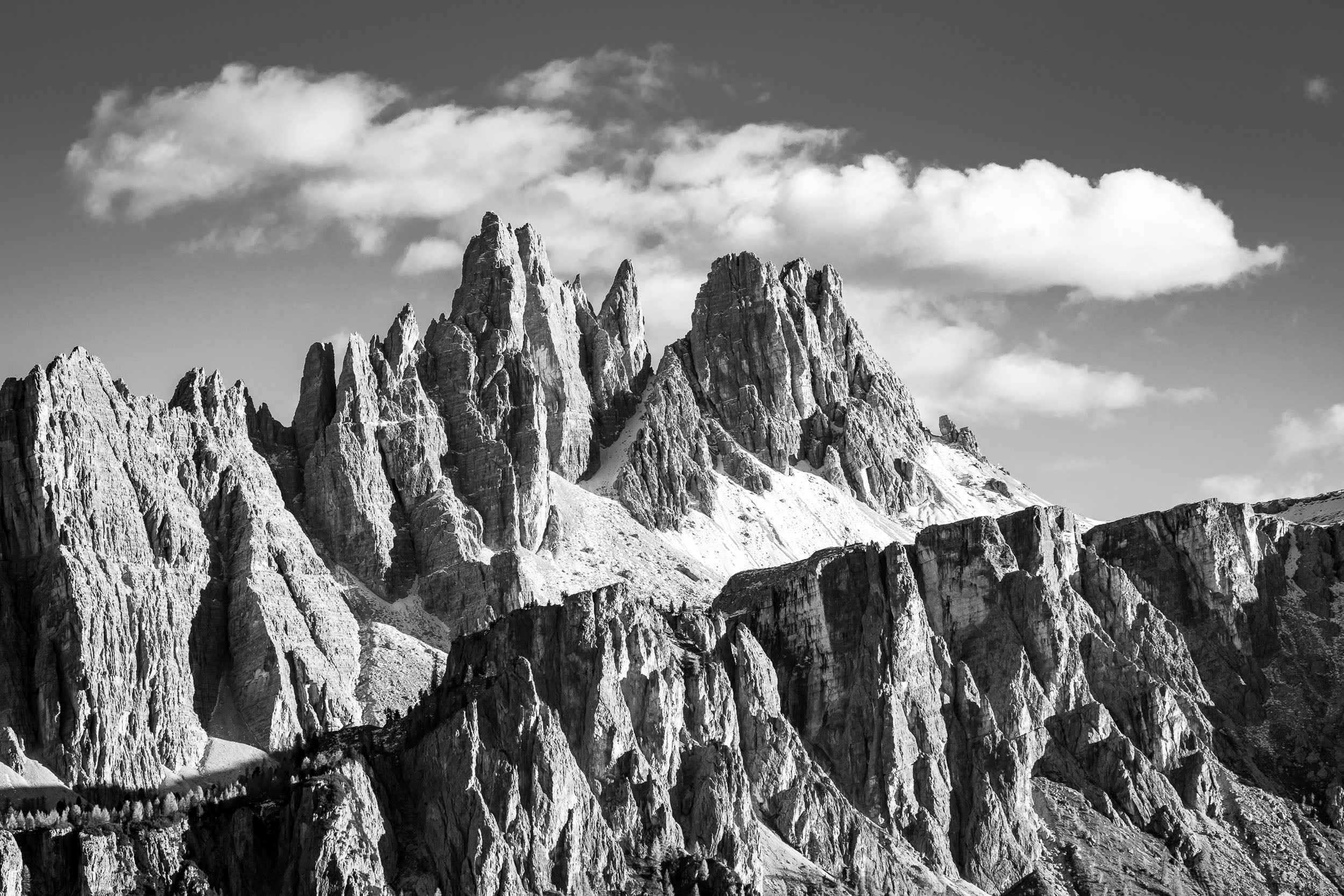 Fotografia in bianco e nero, paesaggio dolomitco estivo con Croda da Lago e in primo piano i Lastoi de Formin