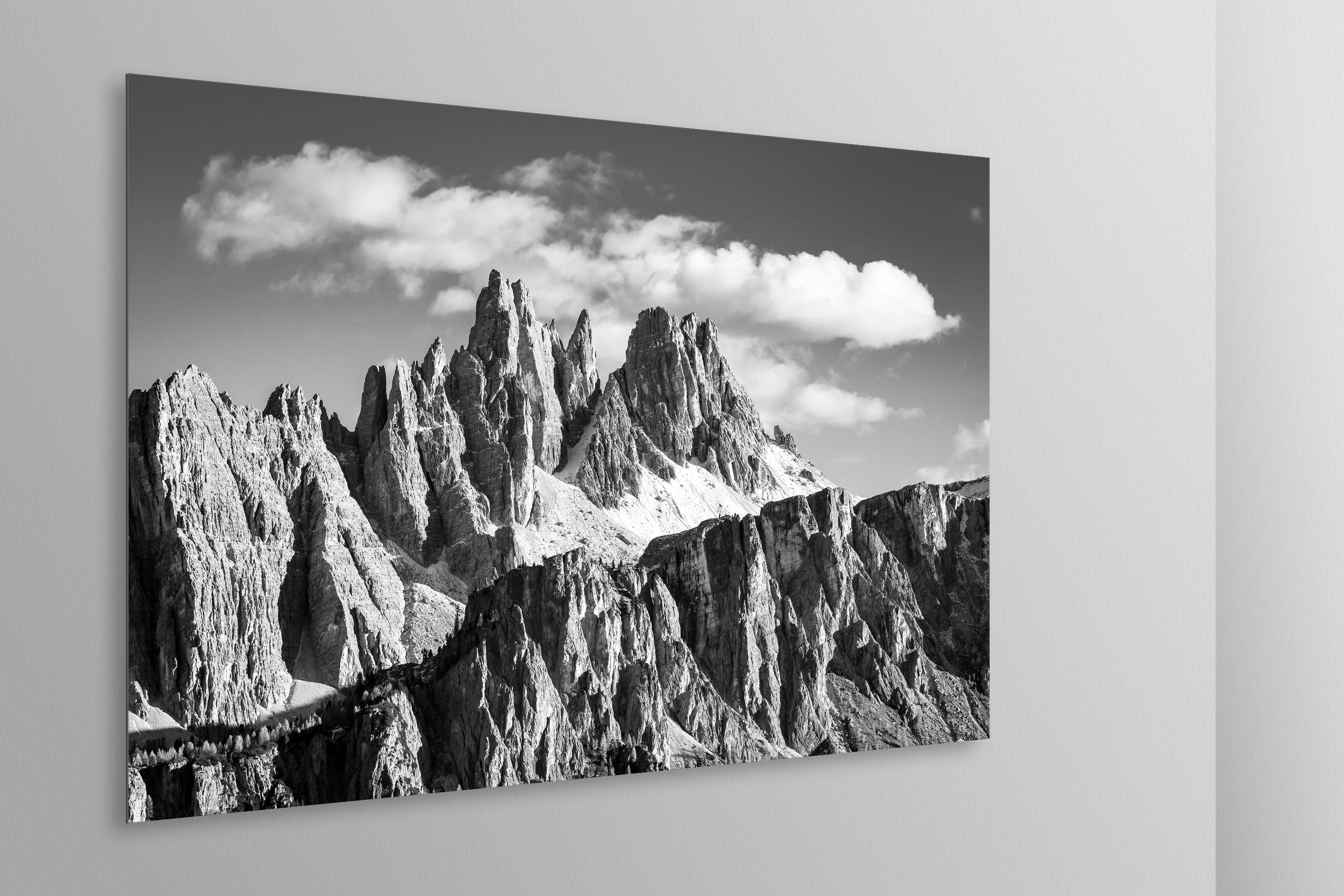 Simulazione di stampa fine art in bianco e nero di DOLOMITE LANDSCAPES montata su pannello dibond e appesa a parete con effetto sospeso
