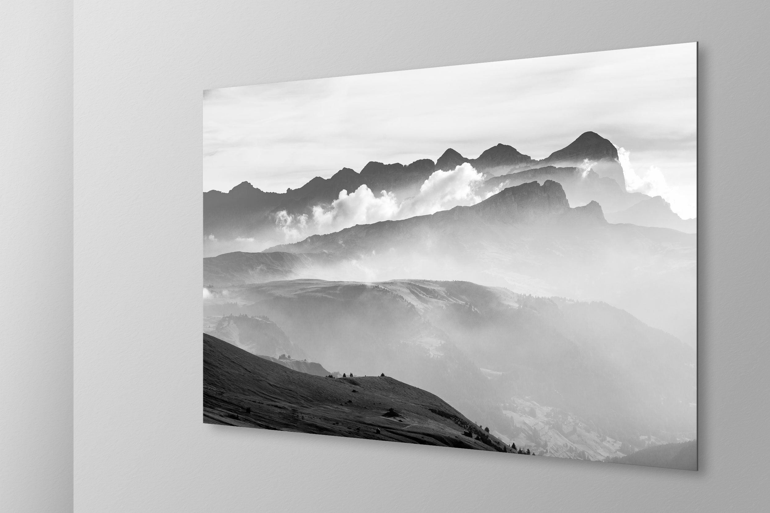 Simulazione di stampa fine art in bianco e nero di DOLOMITE LANDSCAPES montata su pannello dibond e appesa a parete con effetto sospeso