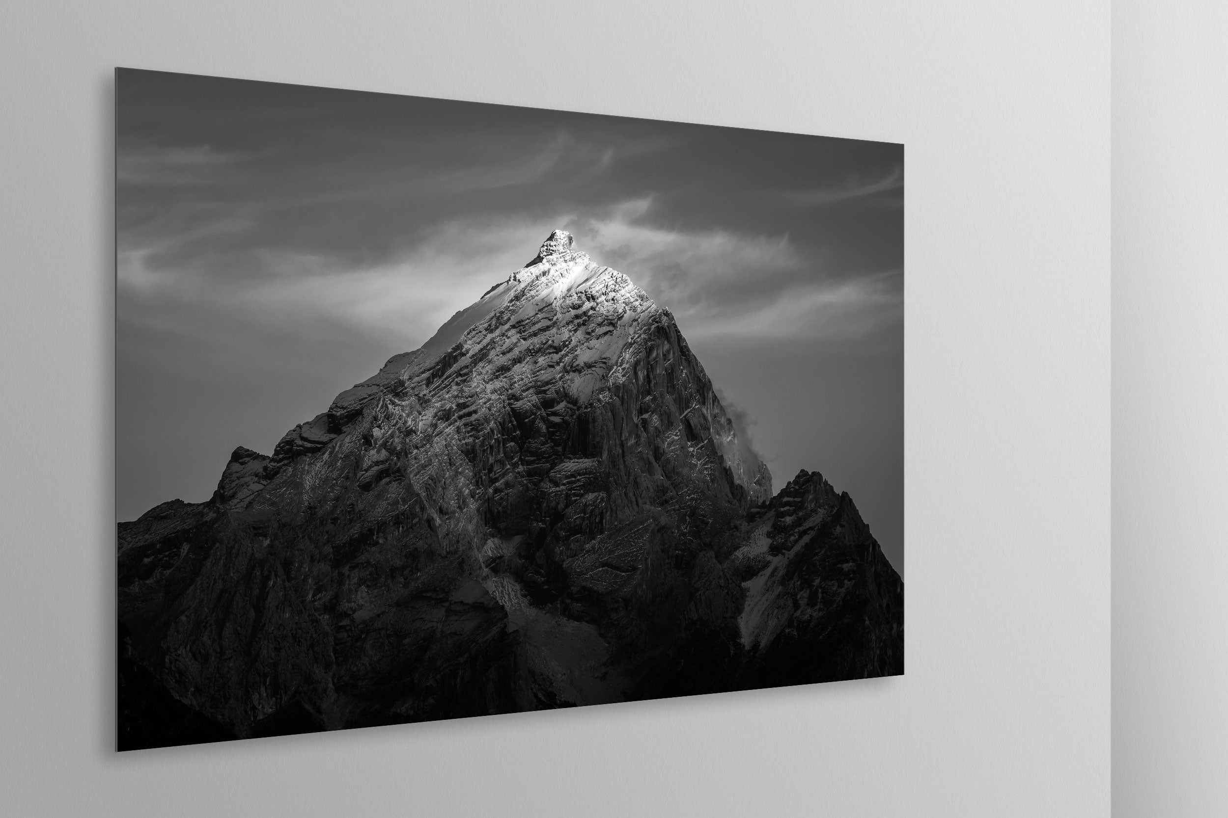 Simulazione di stampa fine art in bianco e nero di DOLOMITE LANDSCAPES montata su pannello dibond e appesa a parete con effetto sospeso