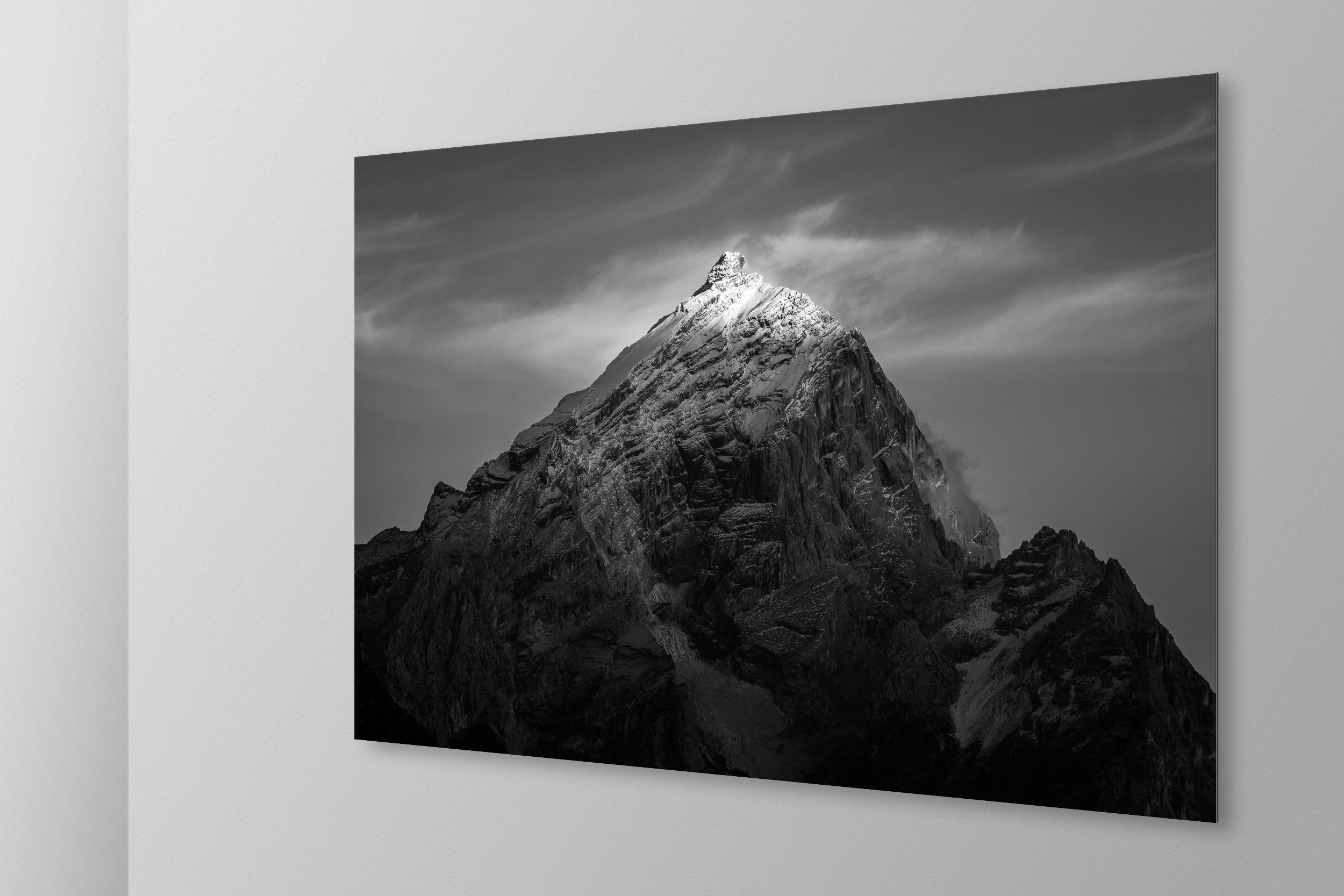 Simulazione di stampa fine art in bianco e nero di DOLOMITE LANDSCAPES montata su pannello dibond e appesa a parete con effetto sospeso