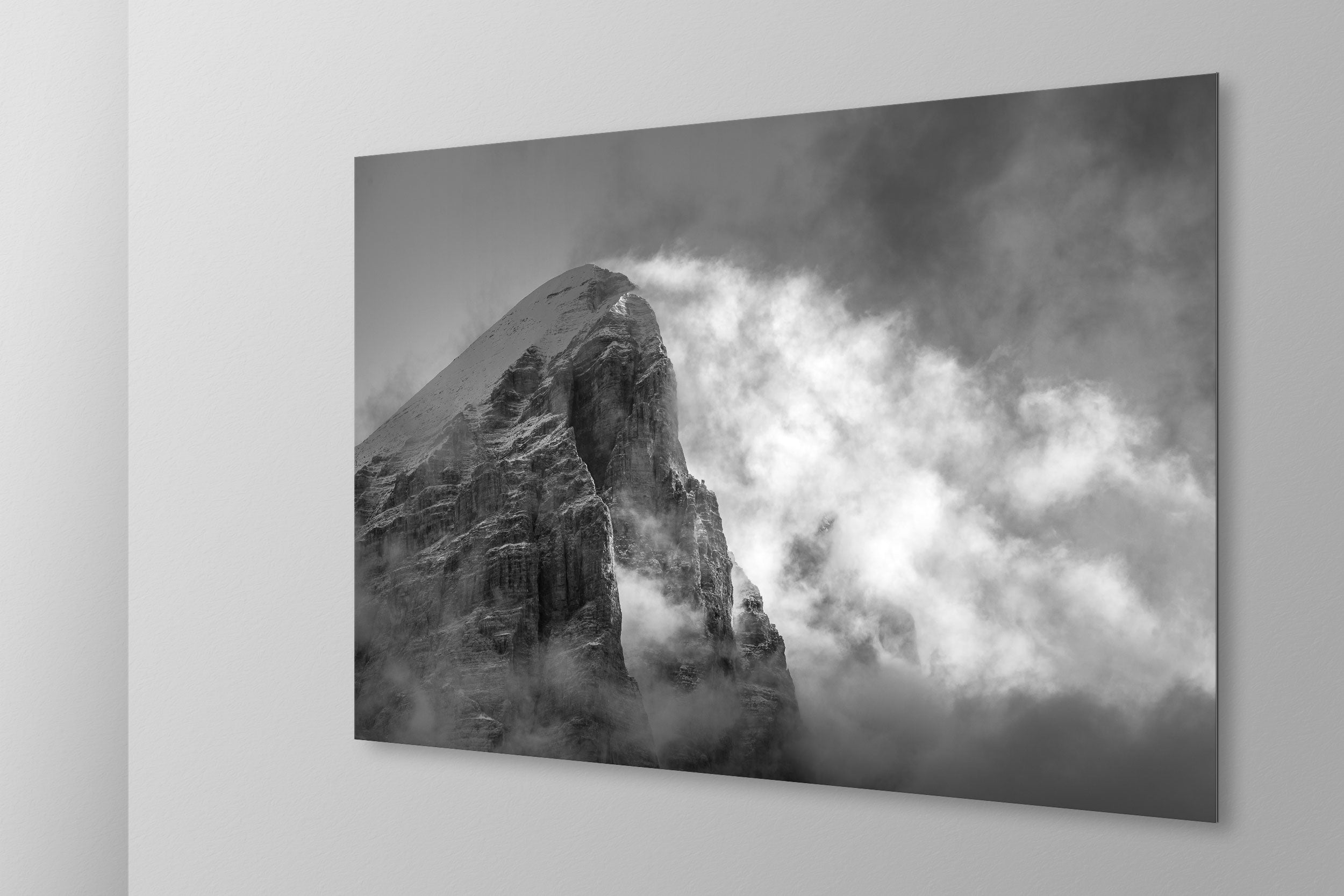 Simulazione di stampa fine art in bianco e nero di DOLOMITE LANDSCAPES montata su pannello dibond e appesa a parete con effetto sospeso

