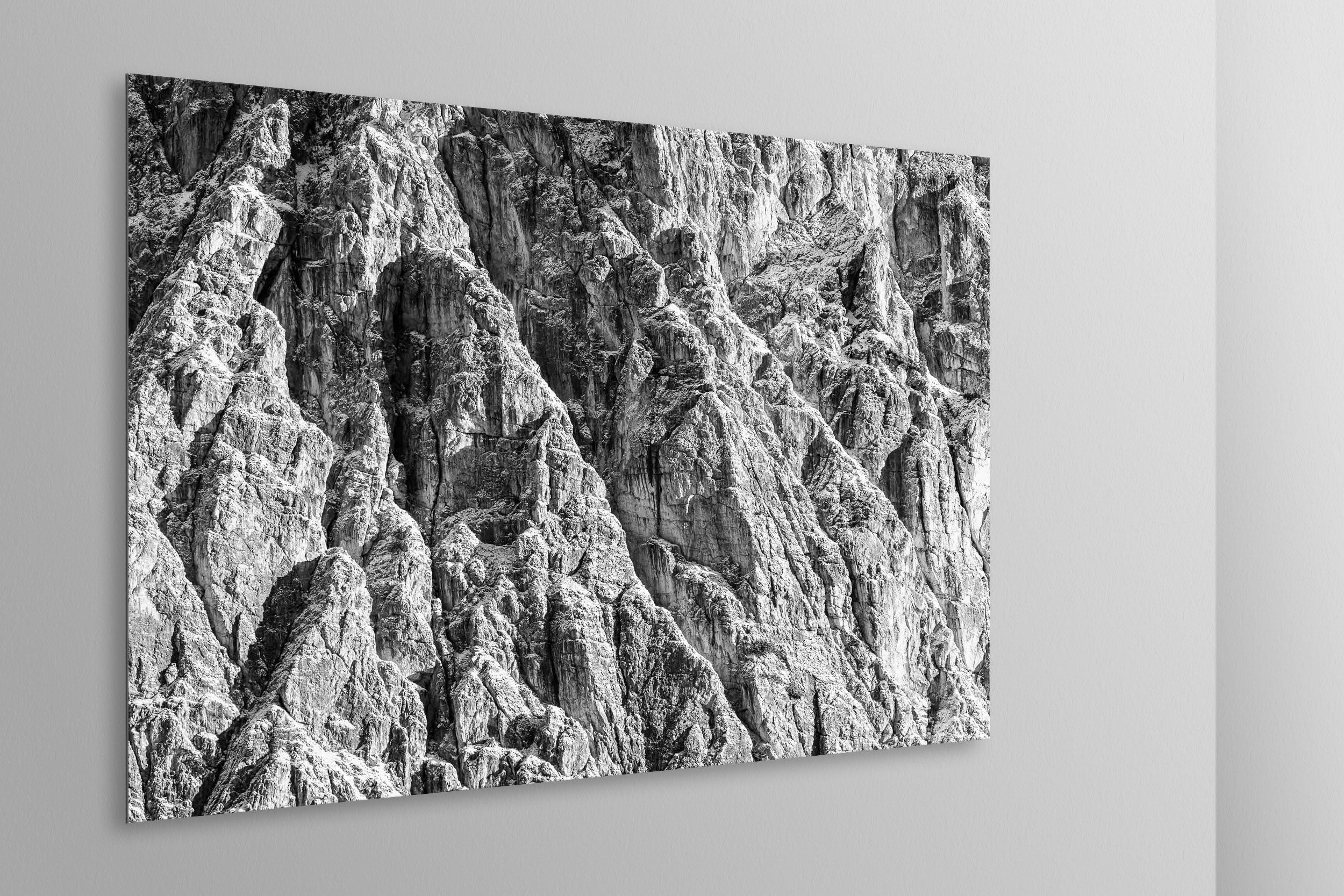 Simulazione di stampa fine art in bianco e nero di DOLOMITE LANDSCAPES montata su pannello dibond e appesa a parete con effetto sospeso