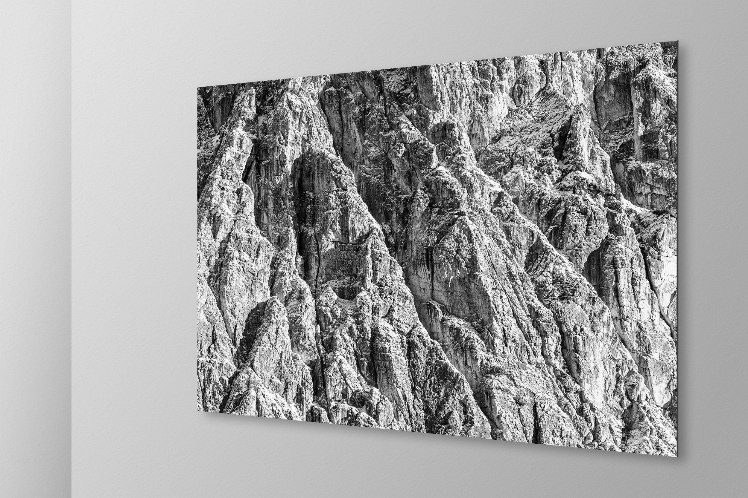 Simulazione di stampa fine art in bianco e nero di DOLOMITE LANDSCAPES montata su pannello dibond e appesa a parete con effetto sospeso