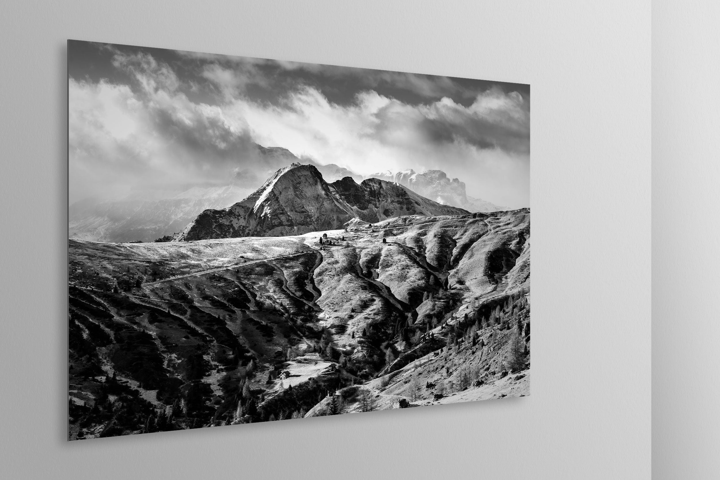 Simulazione di stampa fine art in bianco e nero di DOLOMITE LANDSCAPES montata su pannello dibond e appesa a parete con effetto sospeso
