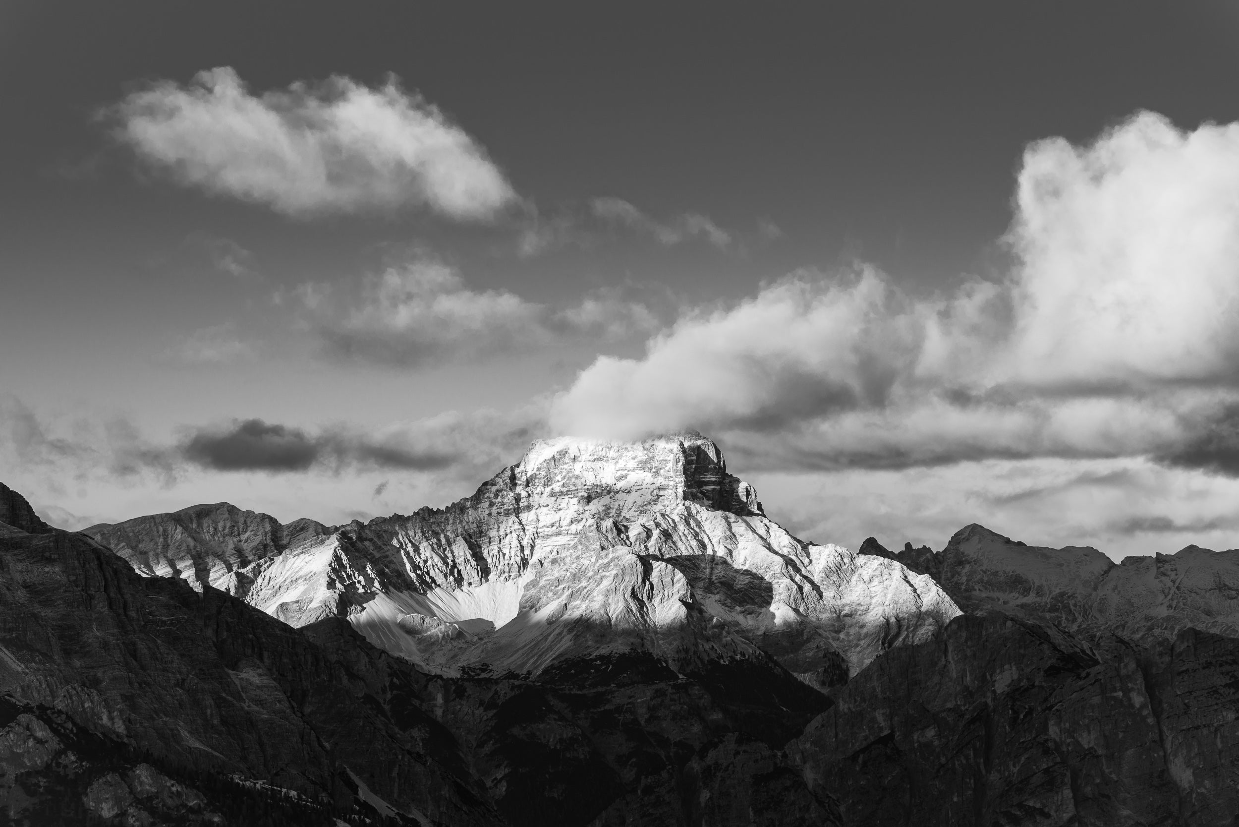 Fotografia in bianco e nero della Croda Rossa d'Ampezzo con una grande nuvola che nasconde la cima