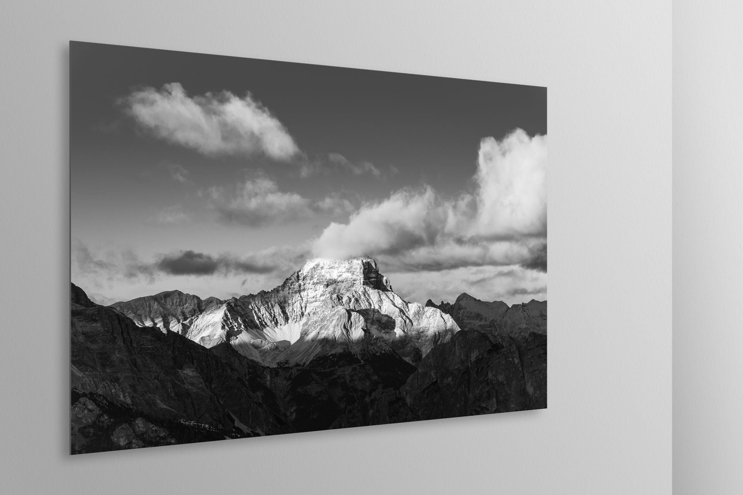 Simulazione di stampa fine art in bianco e nero di DOLOMITE LANDSCAPES montata su pannello dibond e appesa a parete con effetto sospeso