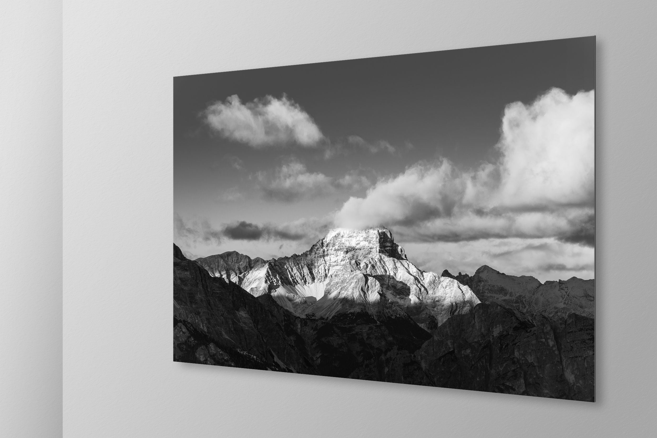 Simulazione di stampa fine art in bianco e nero di DOLOMITE LANDSCAPES montata su pannello dibond e appesa a parete con effetto sospeso