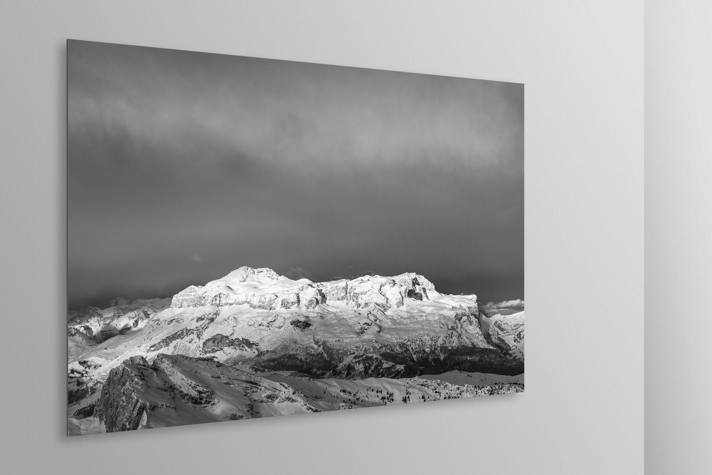 Simulazione di stampa fine art in bianco e nero di DOLOMITE LANDSCAPES montata su pannello dibond e appesa a parete con effetto sospeso