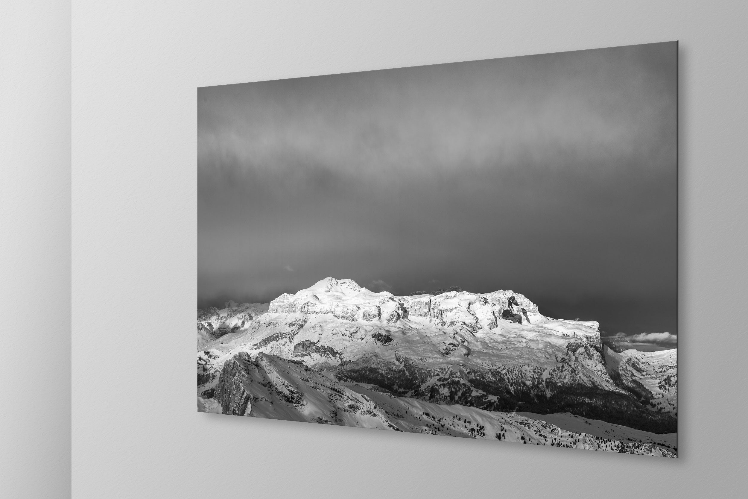 Simulazione di stampa fine art in bianco e nero di DOLOMITE LANDSCAPES montata su pannello dibond e appesa a parete con effetto sospeso