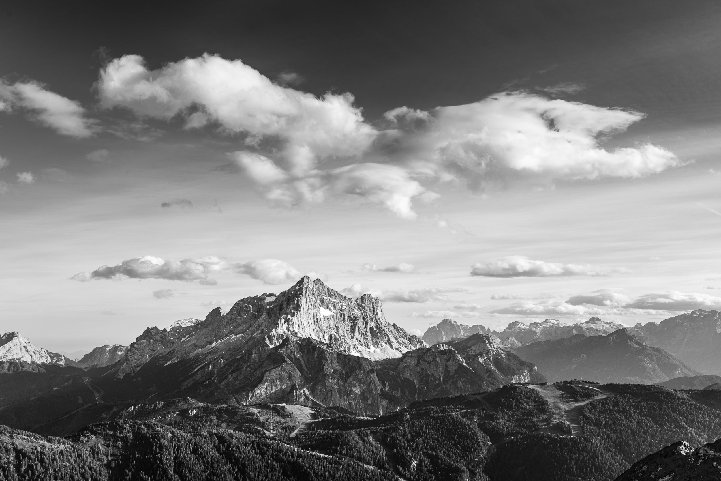 Fotografia in bianco e nero del Monte Civetta con nuvole dall'effetto pittorico.