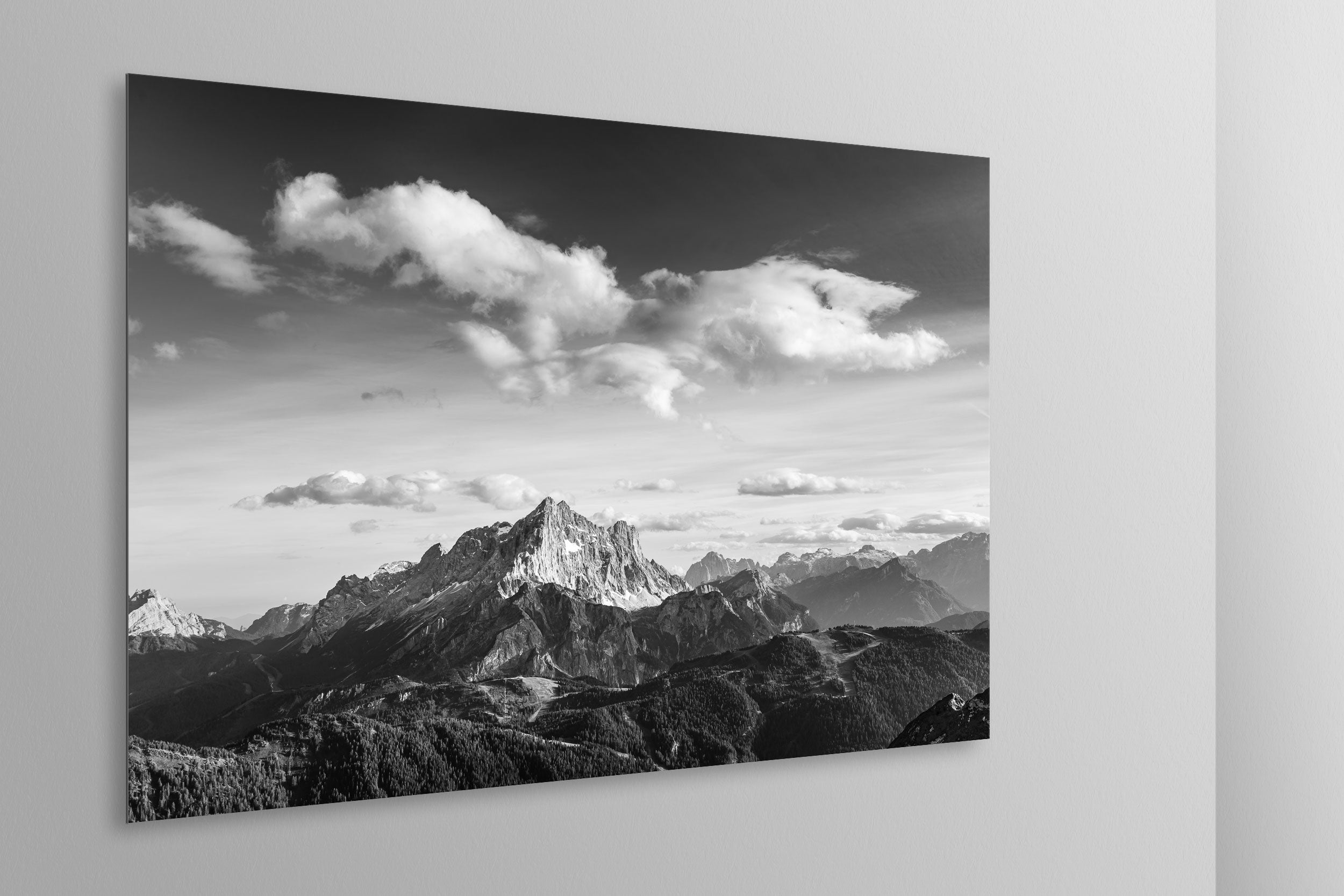 Simulazione di stampa fine art in bianco e nero di DOLOMITE LANDSCAPES montata su pannello dibond e appesa a parete con effetto sospeso