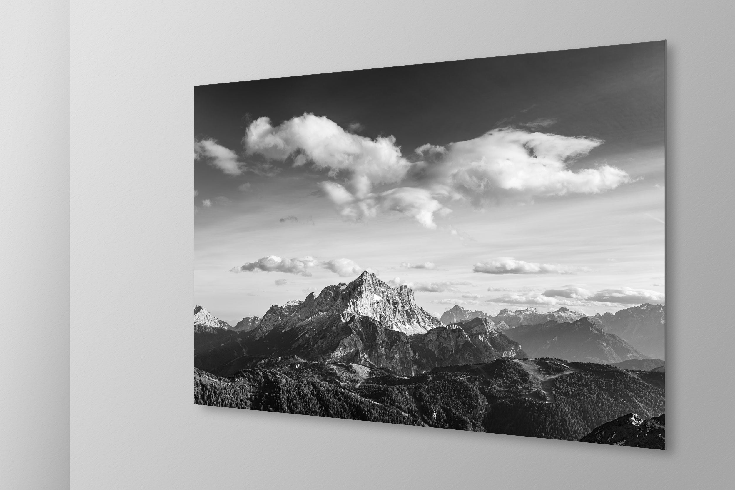 Simulazione di stampa fine art in bianco e nero di DOLOMITE LANDSCAPES montata su pannello dibond e appesa a parete con effetto sospeso