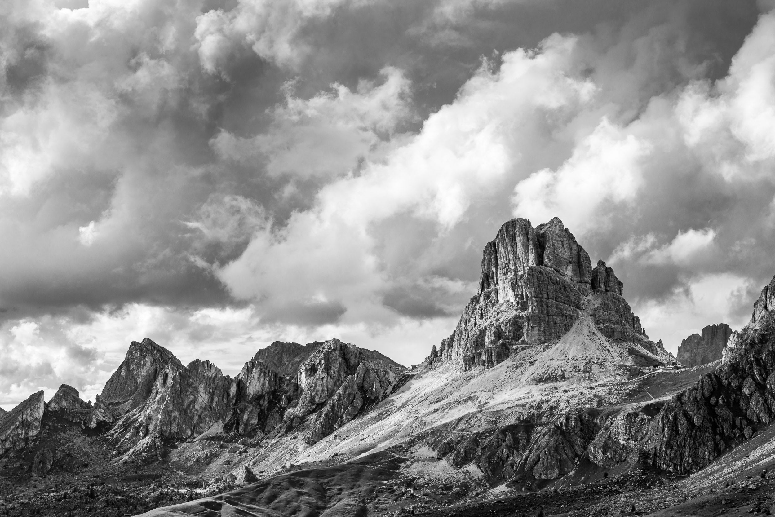 Fotografia in bianco e nero del Monte Averau visto dal Passo Giau.