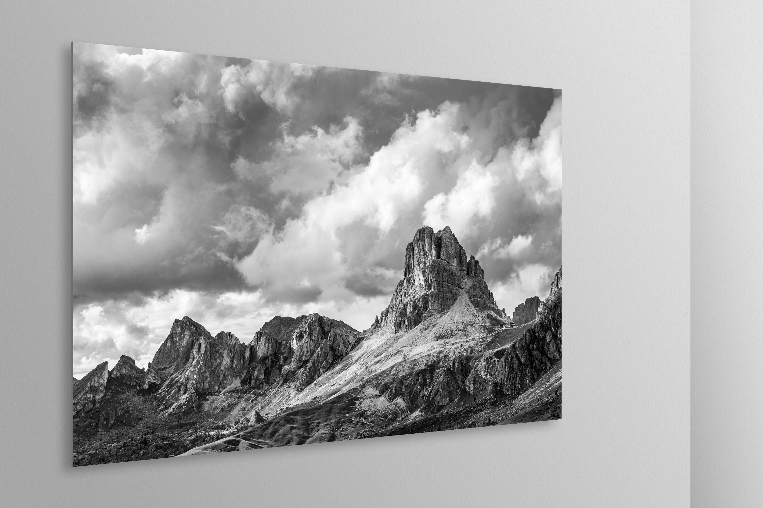 Simulazione di stampa fine art in bianco e nero di DOLOMITE LANDSCAPES montata su pannello dibond e appesa a parete con effetto sospeso