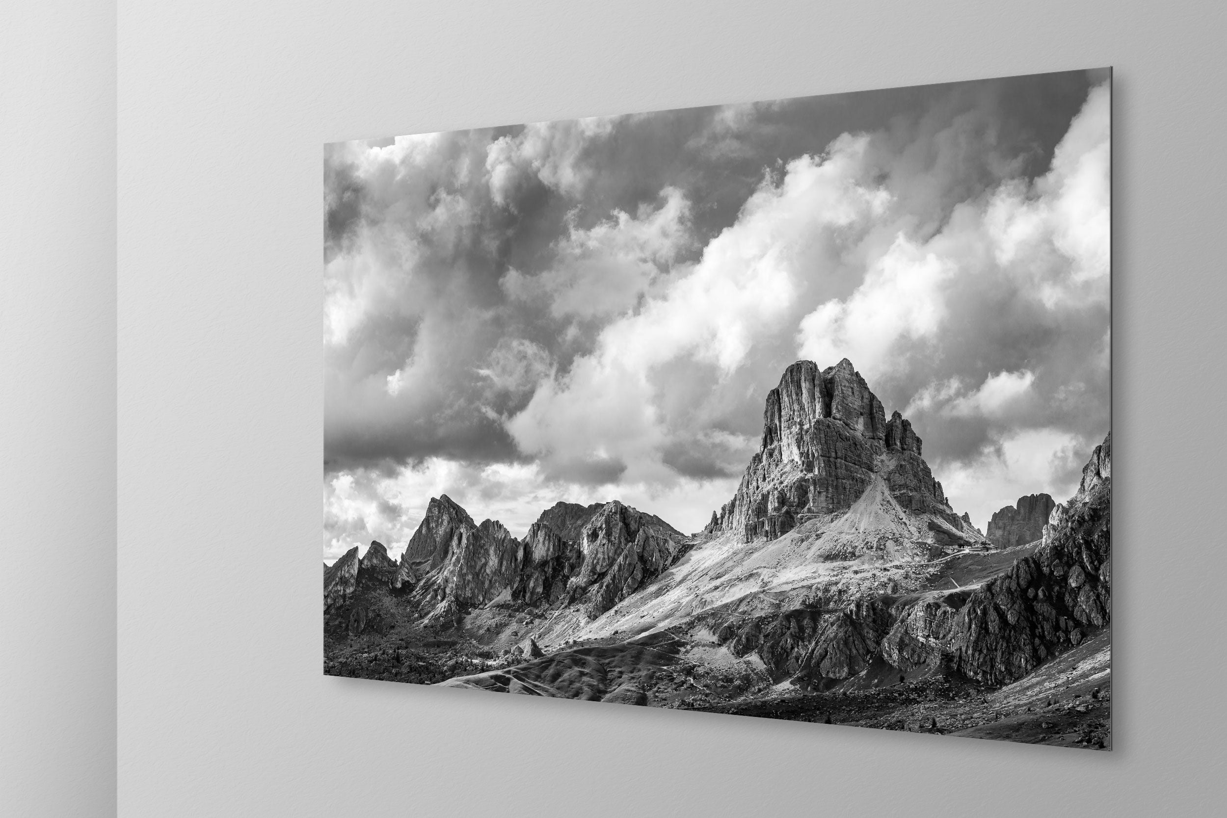 Simulazione di stampa fine art in bianco e nero di DOLOMITE LANDSCAPES montata su pannello dibond e appesa a parete con effetto sospeso