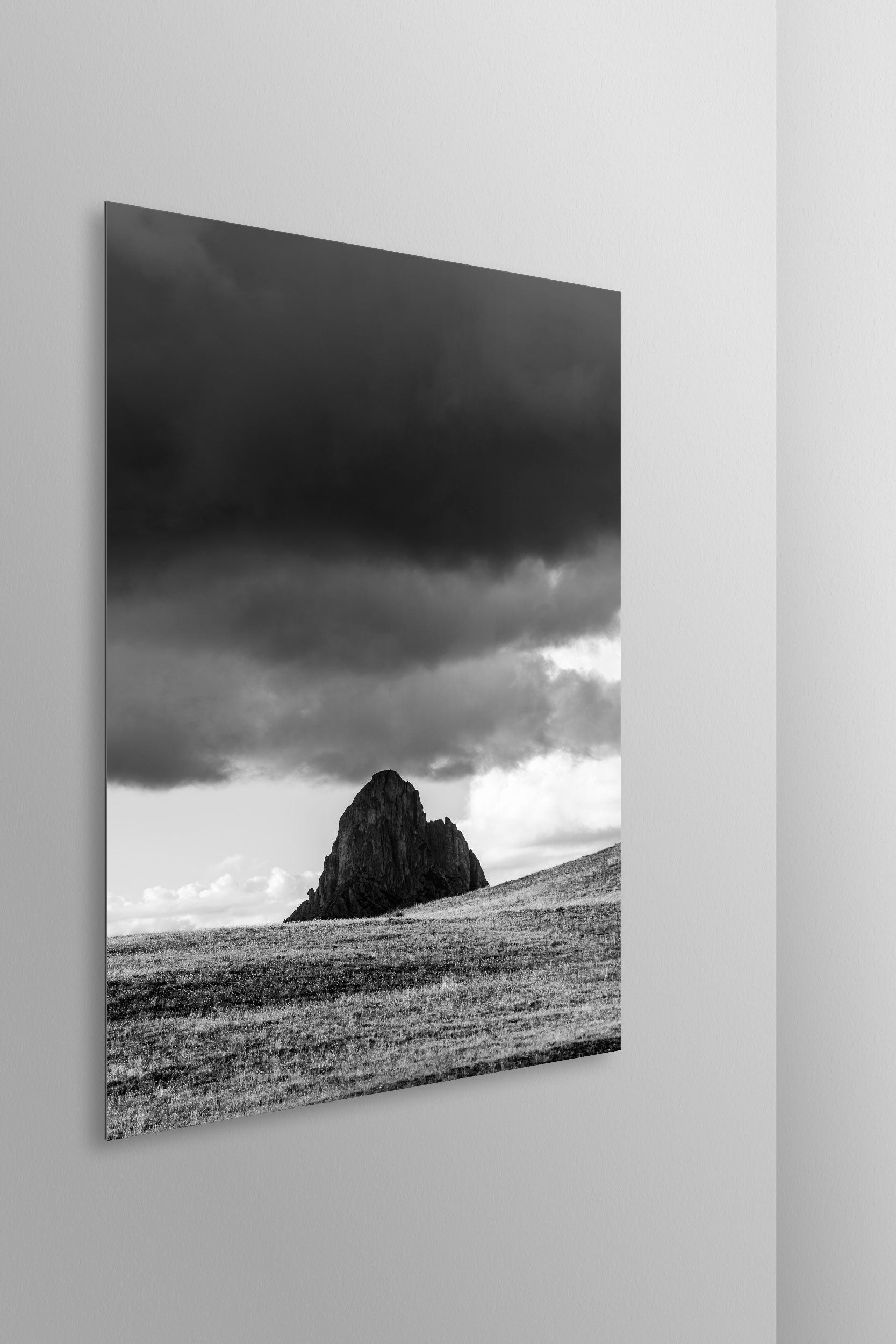 Sass de Stria. Simulazione di stampa fine art in bianco e nero di DOLOMITE LANDSCAPES montata su pannello dibond e appesa a parete con effetto sospeso