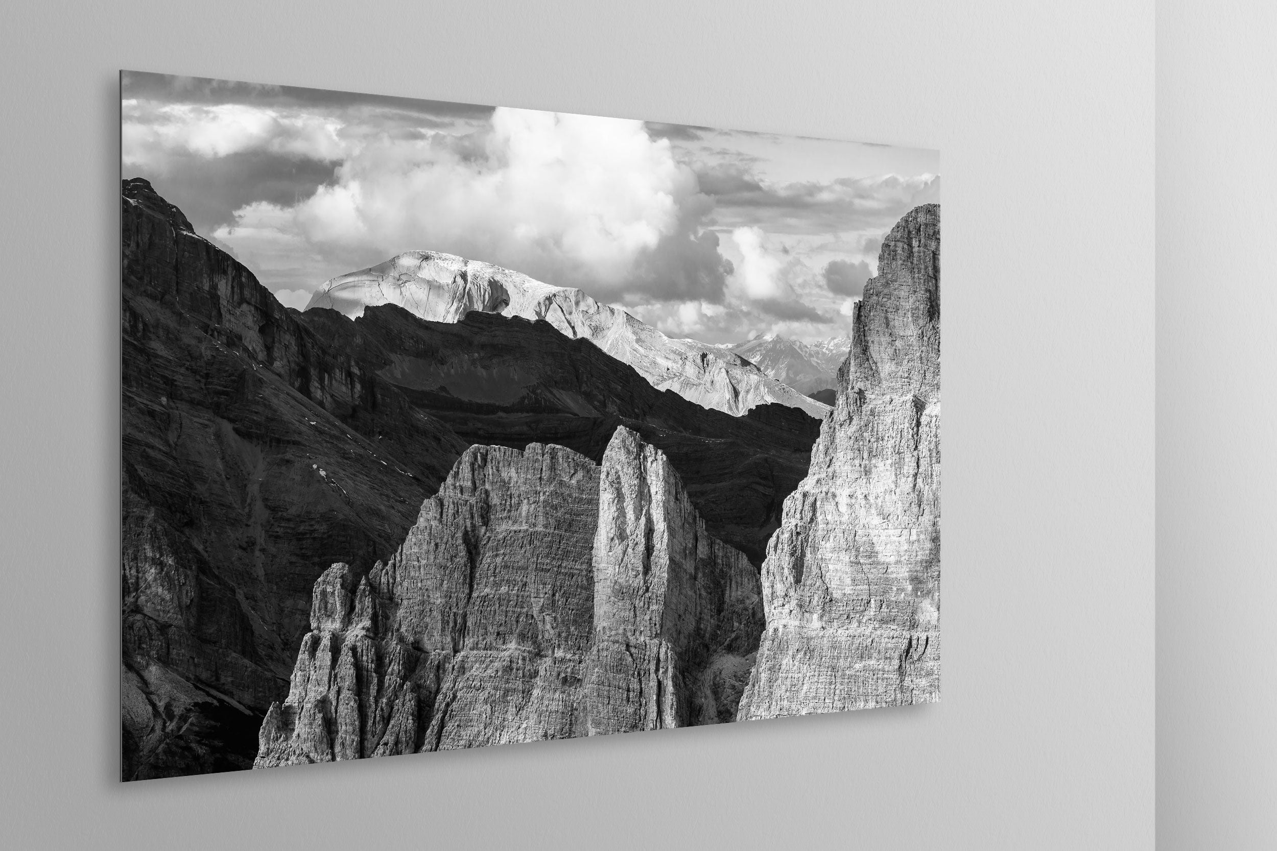 Simulazione di stampa fine art in bianco e nero di DOLOMITE LANDSCAPES montata su pannello dibond e appesa a parete con effetto sospeso
