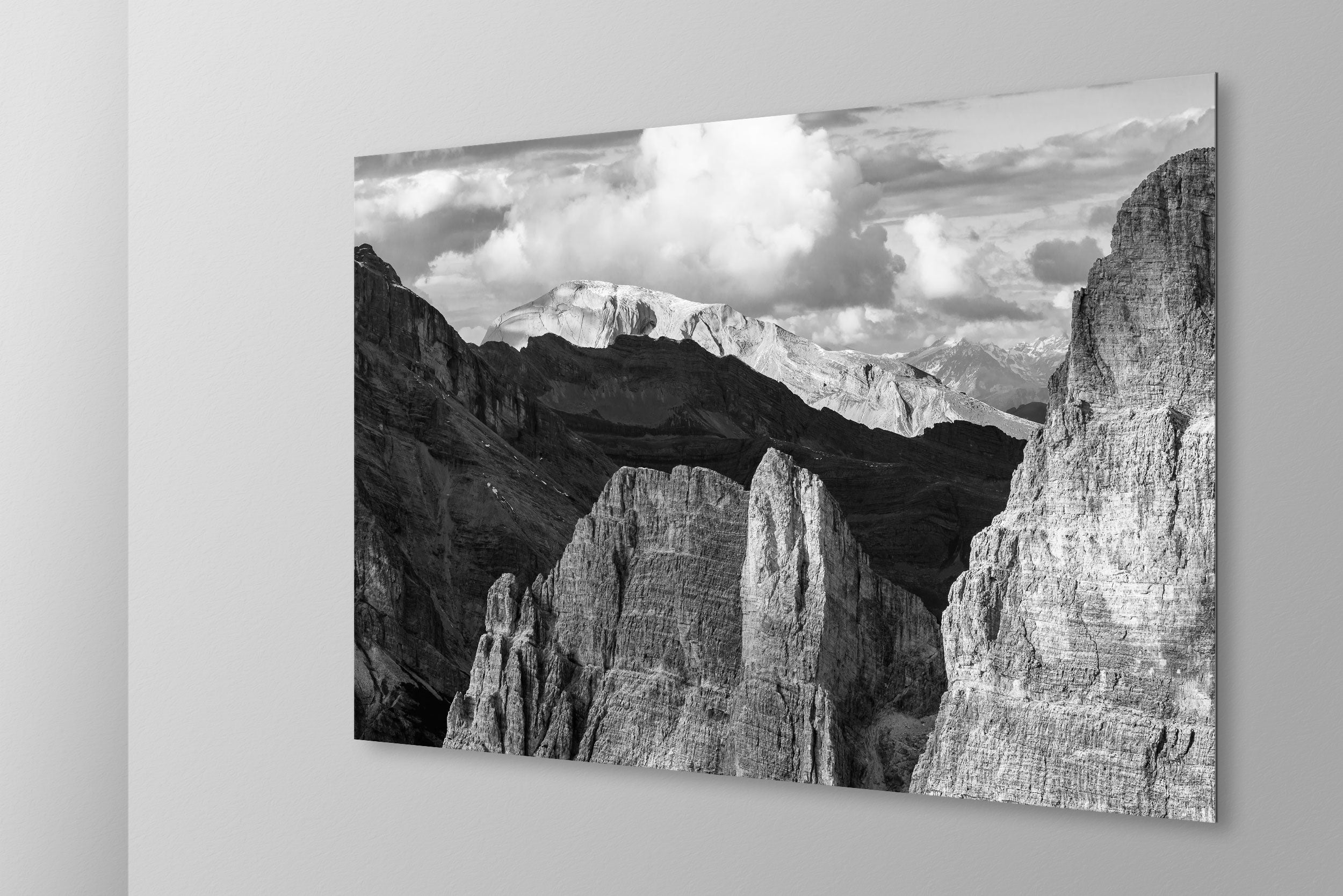 Simulazione di stampa fine art in bianco e nero di DOLOMITE LANDSCAPES montata su pannello dibond e appesa a parete con effetto sospeso
