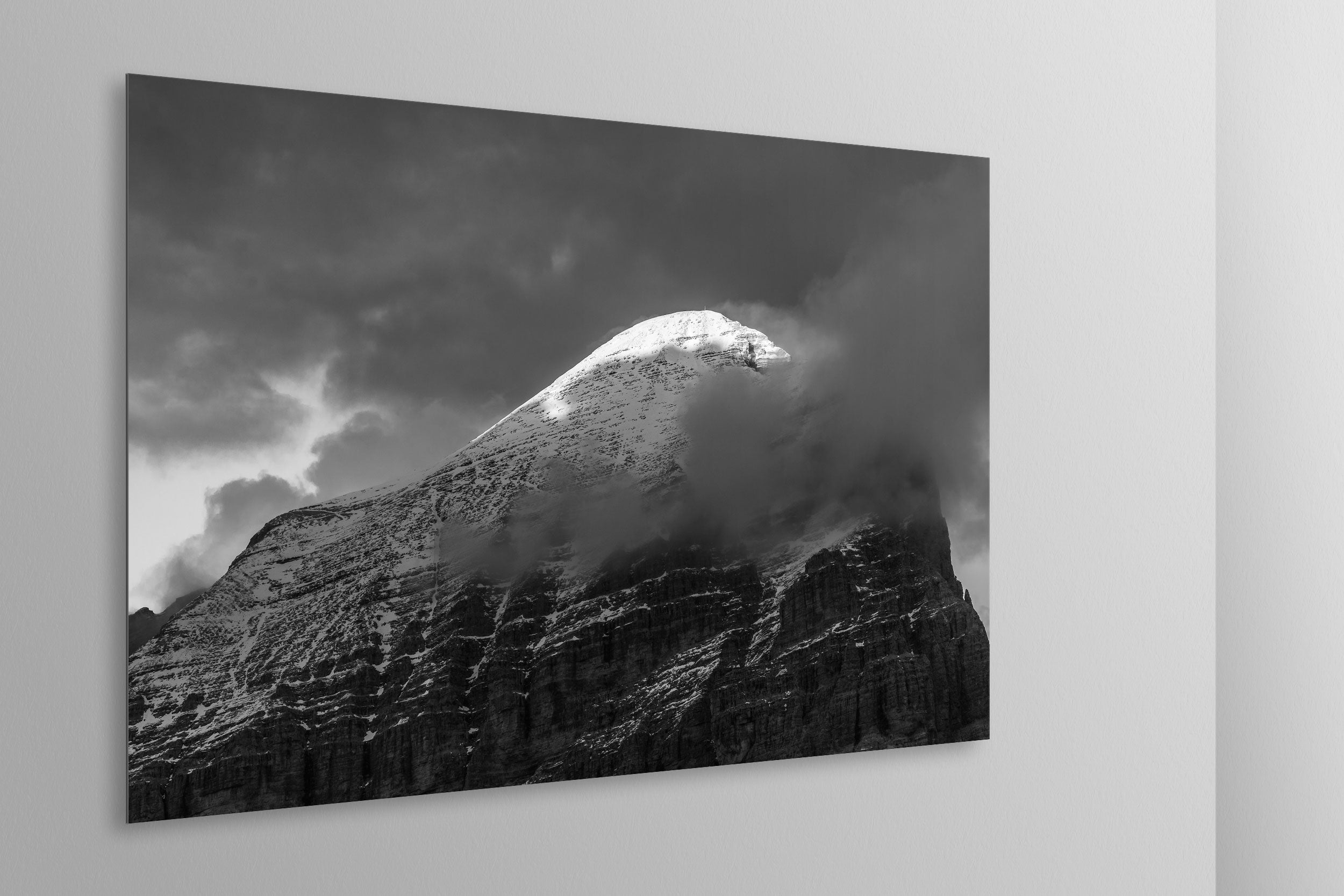Simulazione di stampa fine art in bianco e nero di DOLOMITE LANDSCAPES montata su pannello dibond e appesa a parete con effetto sospeso
