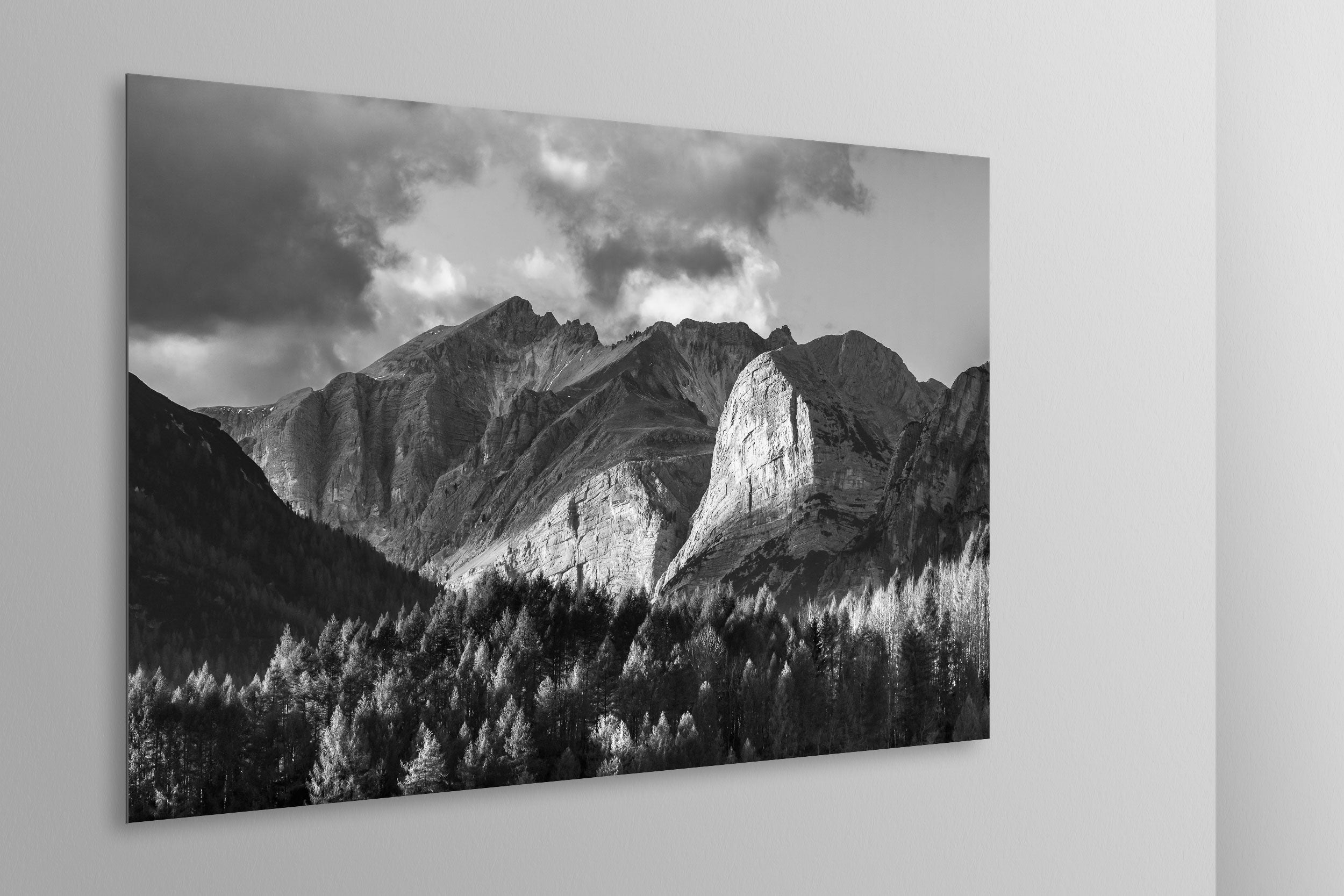 Simulazione di stampa fine art in bianco e nero di DOLOMITE LANDSCAPES montata su pannello dibond e appesa a parete con effetto sospeso
