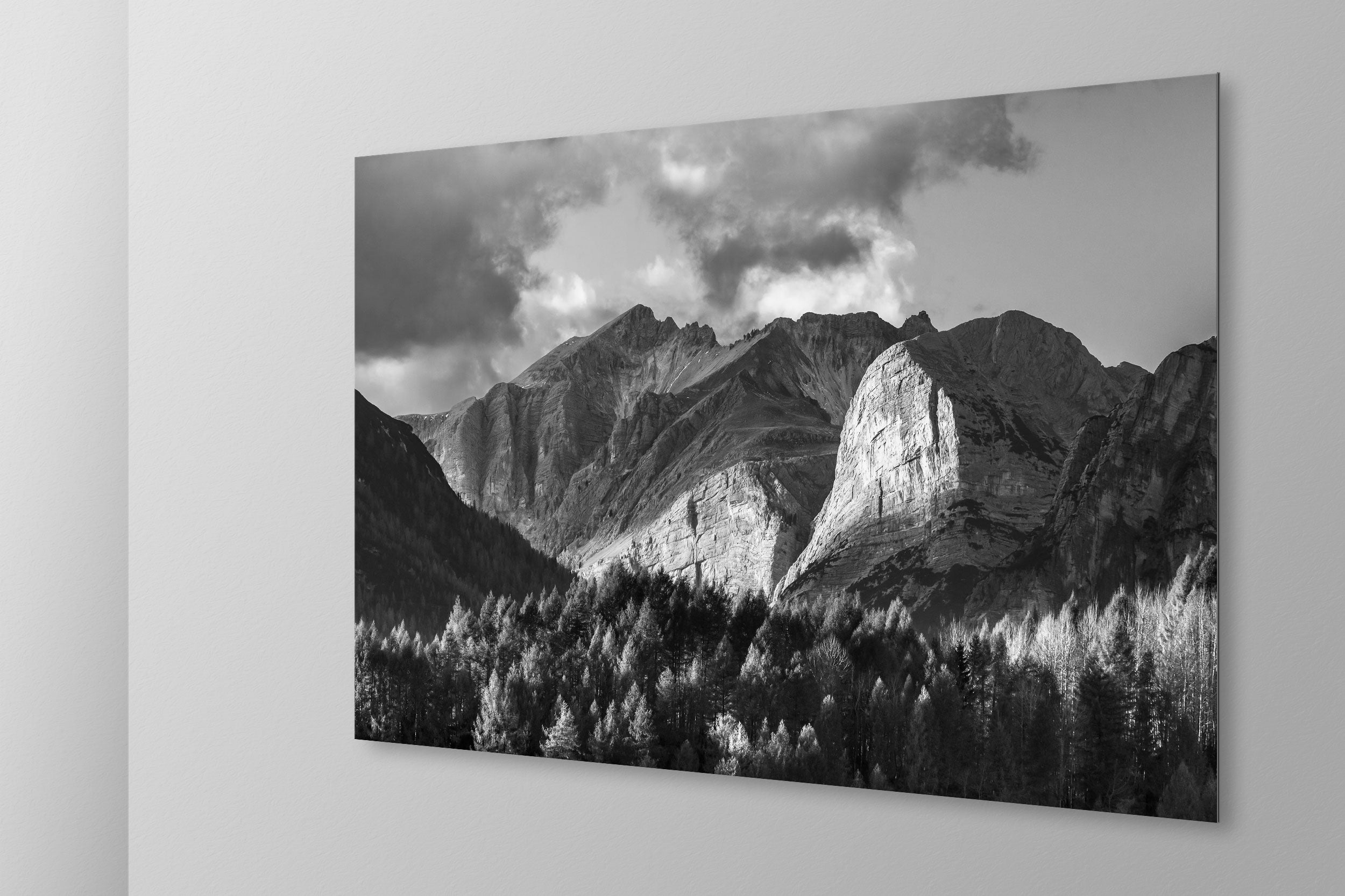 Simulazione di stampa fine art in bianco e nero di DOLOMITE LANDSCAPES montata su pannello dibond e appesa a parete con effetto sospeso
