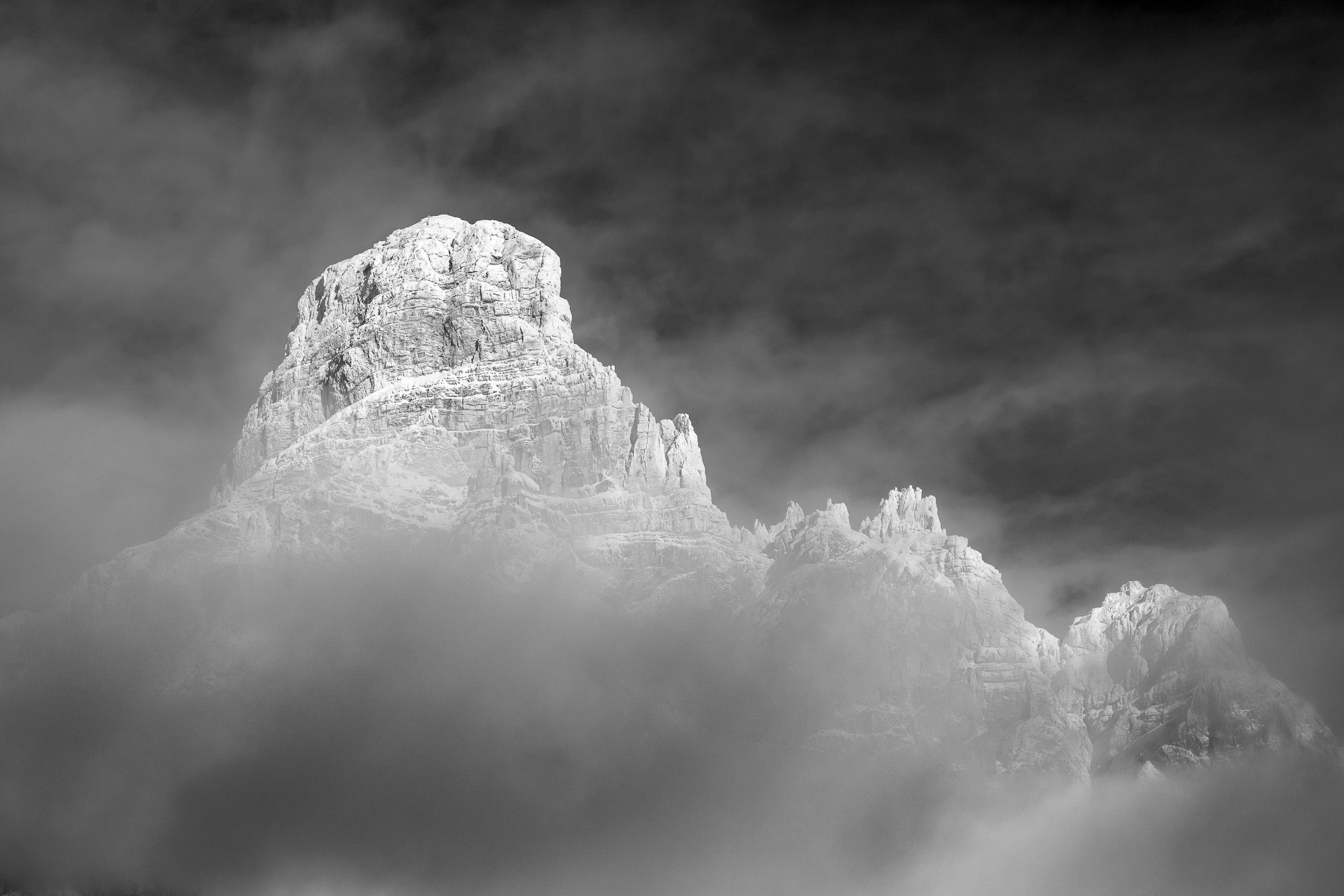 Fotografia in bianco e nero invernale del Sassongher in Alta Badia