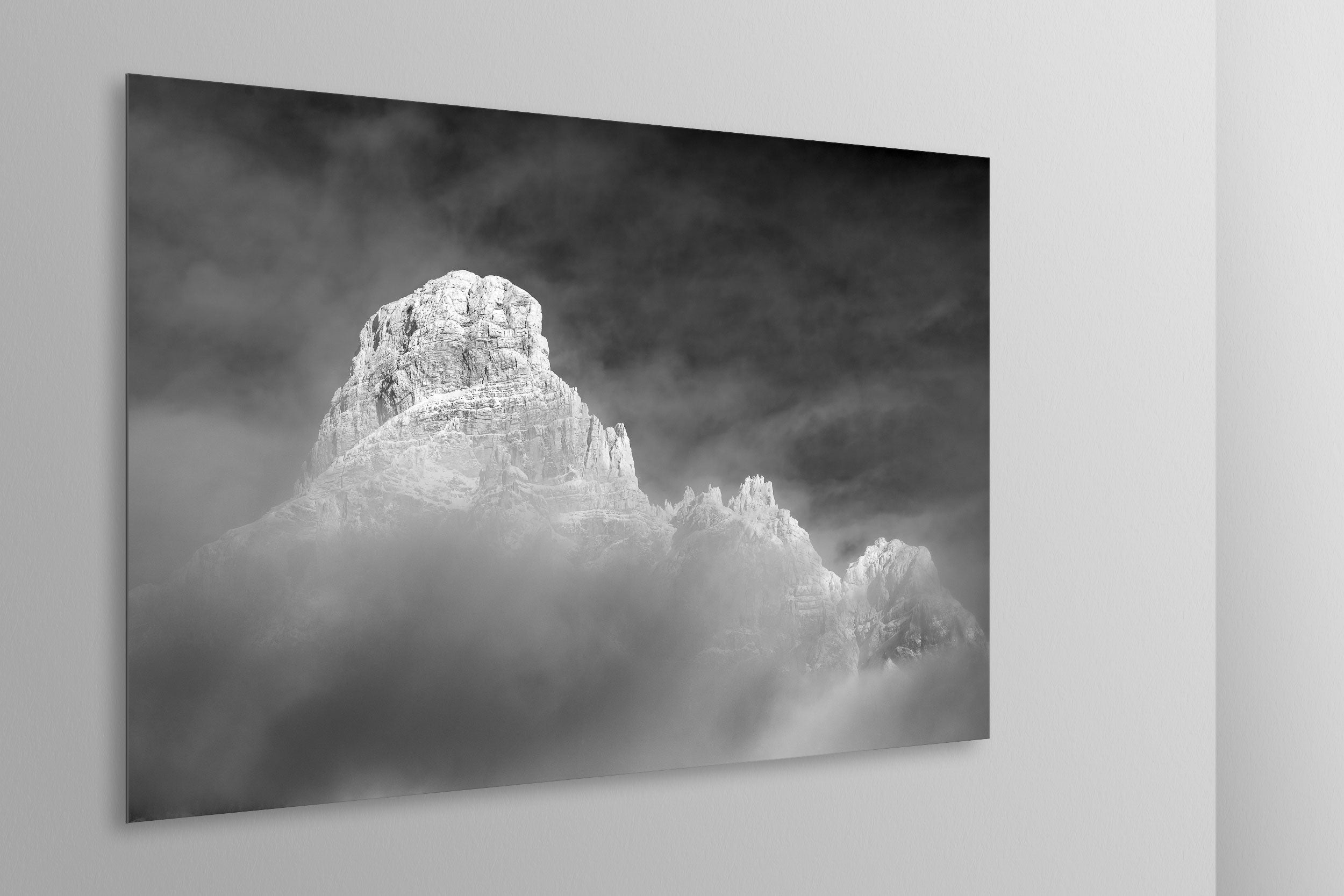Simulazione di stampa fine art in bianco e nero di DOLOMITE LANDSCAPES montata su pannello dibond e appesa a parete con effetto sospeso