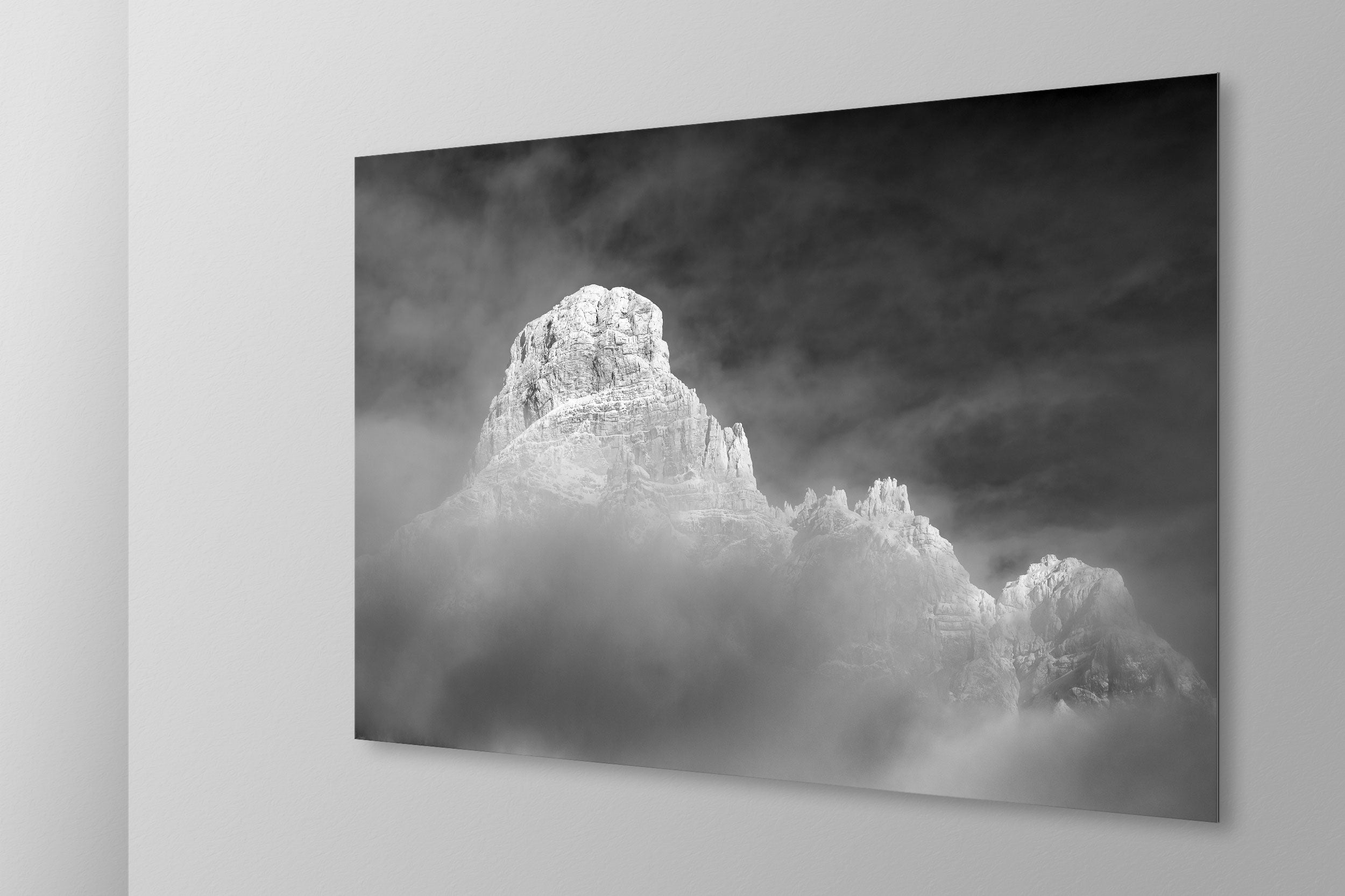 Simulazione di stampa fine art in bianco e nero di DOLOMITE LANDSCAPES montata su pannello dibond e appesa a parete con effetto sospeso