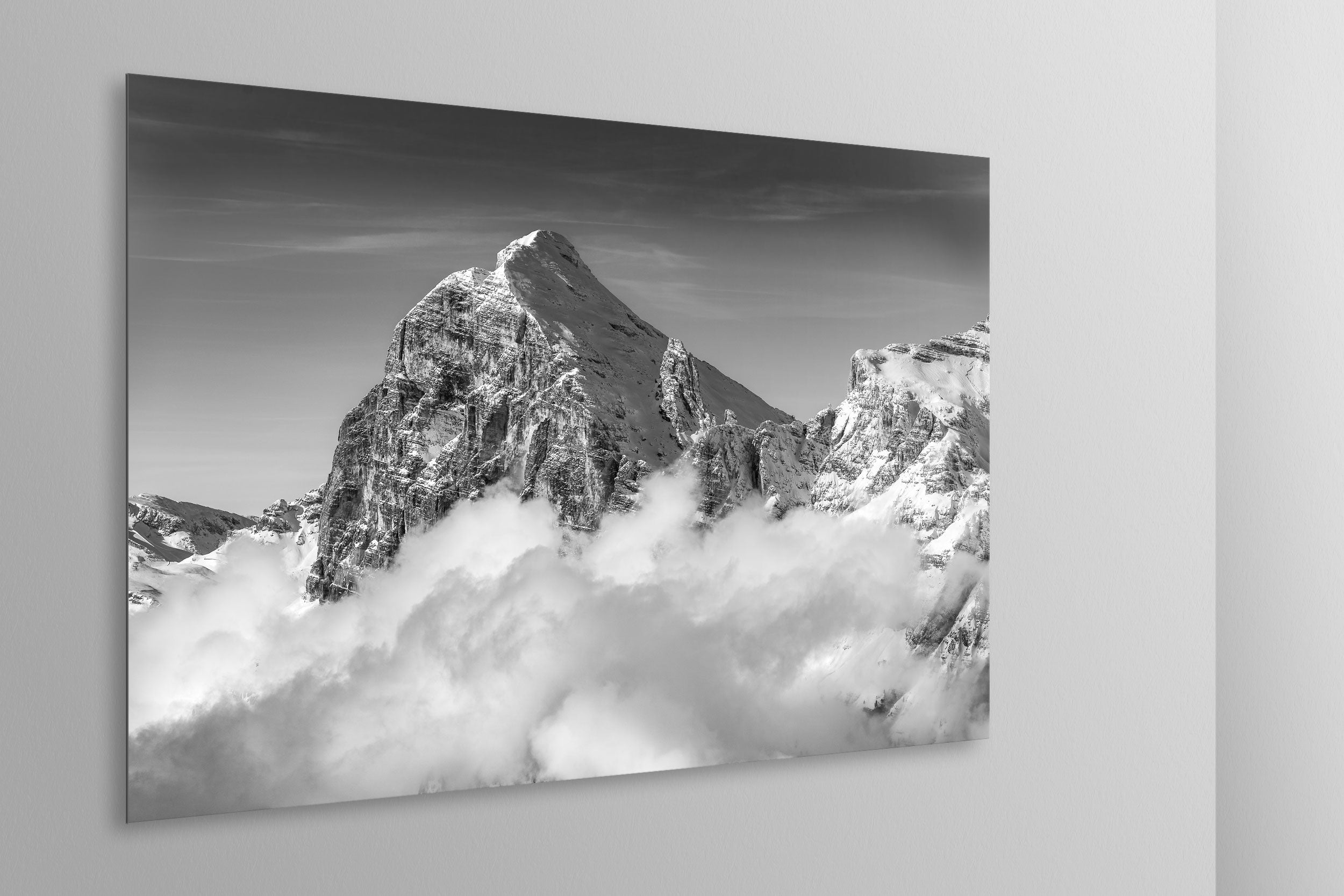 Simulazione di stampa fine art in bianco e nero di DOLOMITE LANDSCAPES montata su pannello dibond e appesa a parete con effetto sospeso
