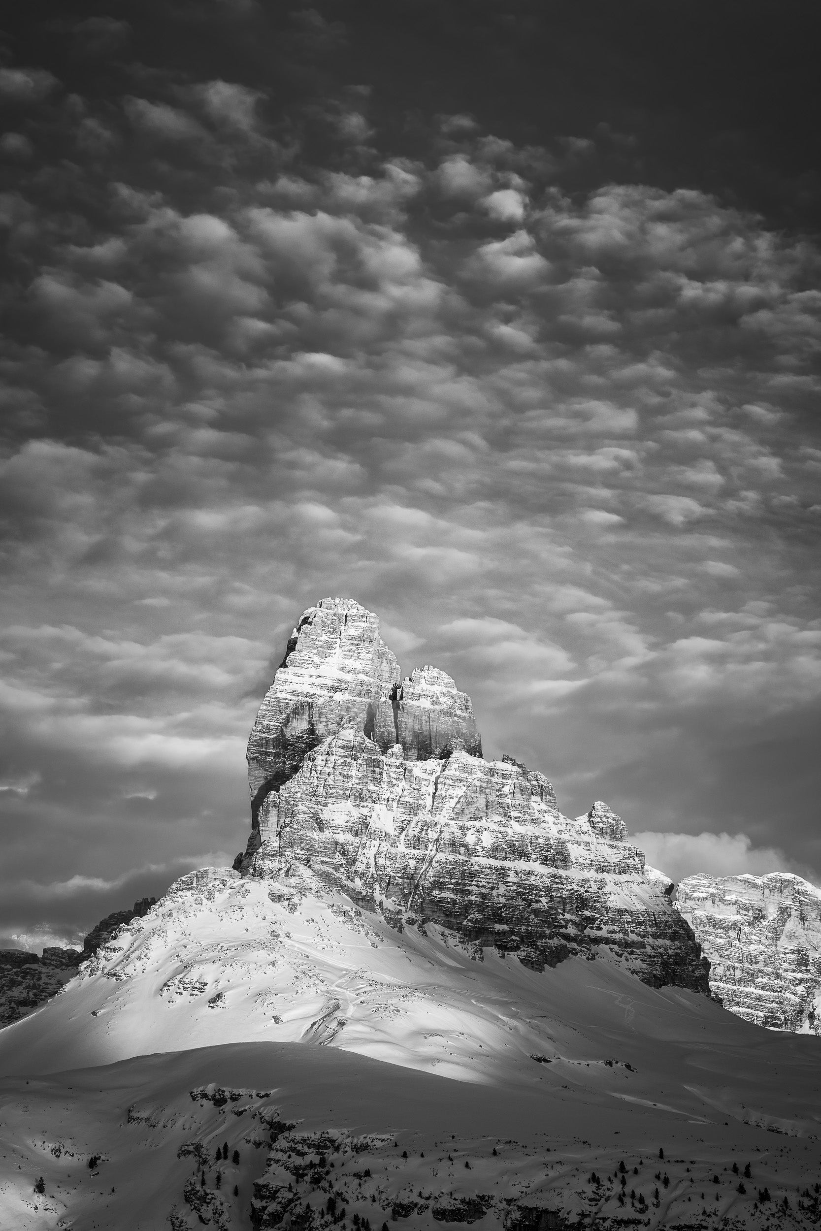 Fotografia verticale invernale delle Tre Cime di Lavaredo 