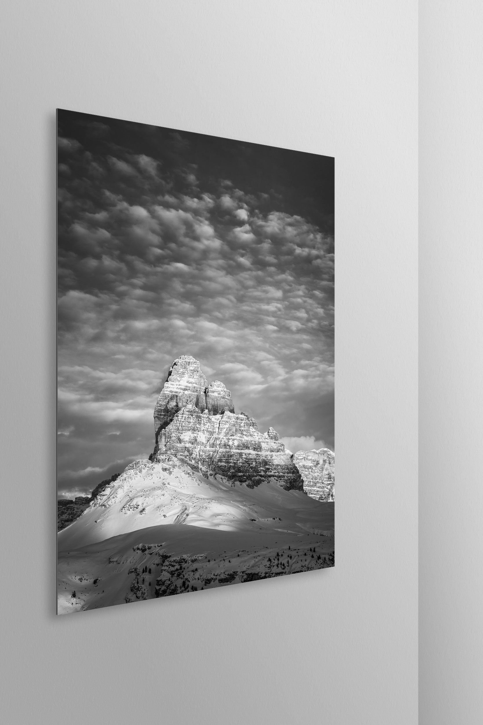 Tre Cime di Lavaredo. Simulazione di stampa fine art in bianco e nero di DOLOMITE LANDSCAPES montata su pannello dibond e appesa a parete con effetto sospeso